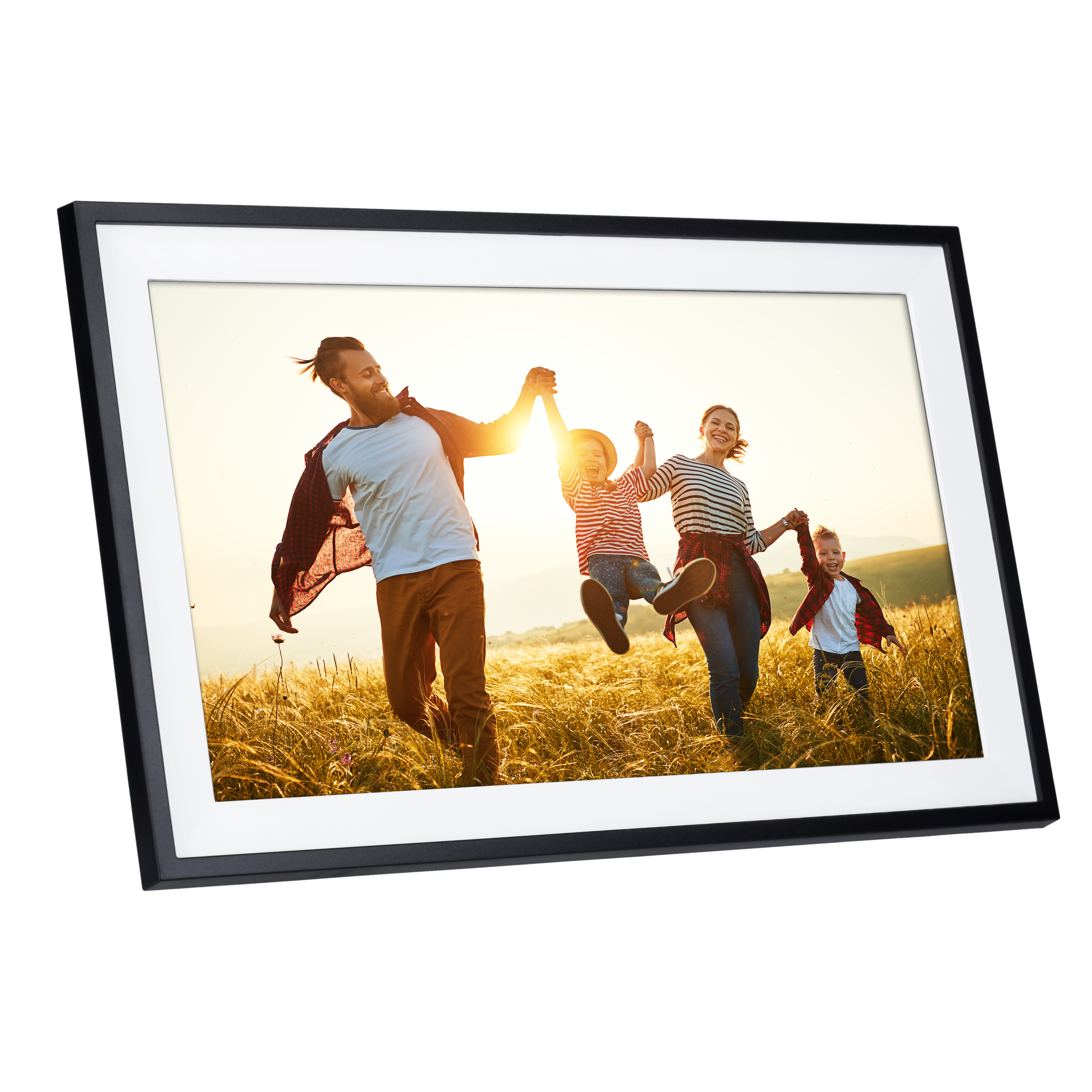 Familie in einem gerahmten Foto, die auf einem Feld rennt. Sie halten Händchen und lächeln. Die Sonne geht unter.