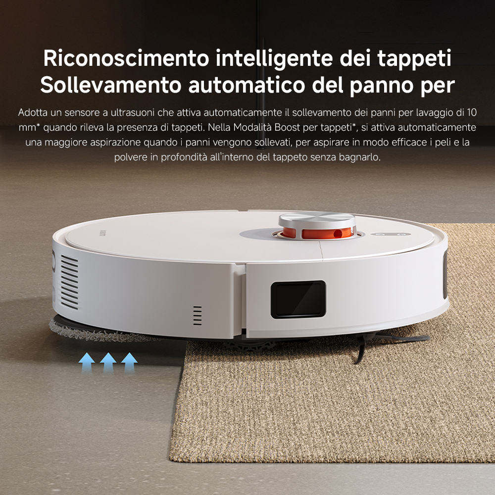 Un aspirapolvere robotico bianco su un tappeto. Si alza per pulire il tappeto. Testo in italiano che descrive il riconoscimento automatico dei tappeti.