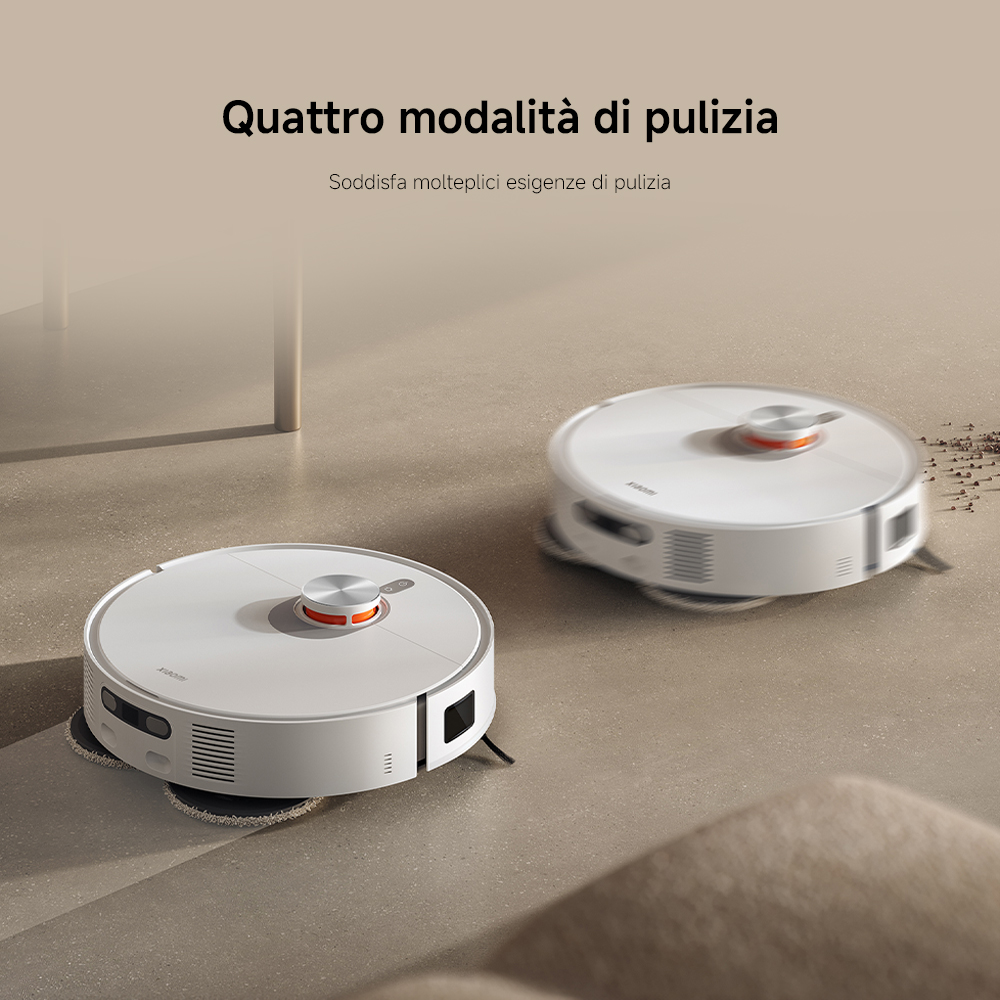 Due aspirapolvere robot bianchi su un pavimento beige. Quello dietro sta pulendo. Il testo in alto dice 'Quattro modalità di pulizia'.