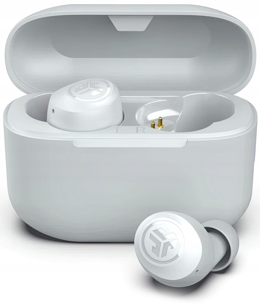 Białe, otwarte etui na słuchawki z dwoma słuchawkami w środku i jednym na zewnątrz. Słuchawki mają logo JLab.