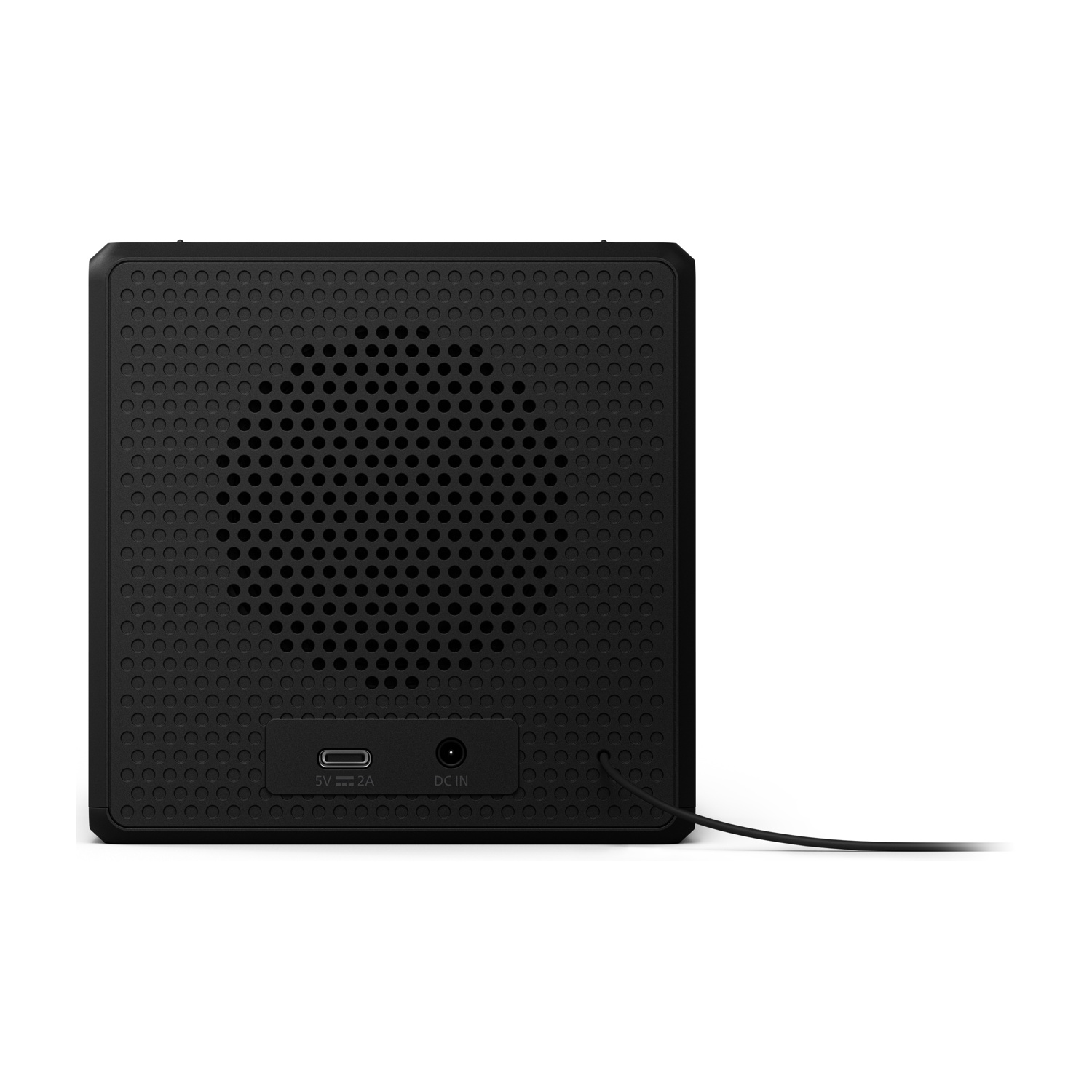 Altoparlante nero con frontale perforato. Il retro ha una porta di ricarica e una porta DC IN. Un cavo nero si estende dall'altoparlante.