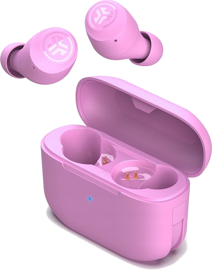 Różowe bezprzewodowe słuchawki z etui ładującym. Dwie słuchawki są oddzielne. Etui jest otwarte, widać gniazda ładowania. Logo JLab.
