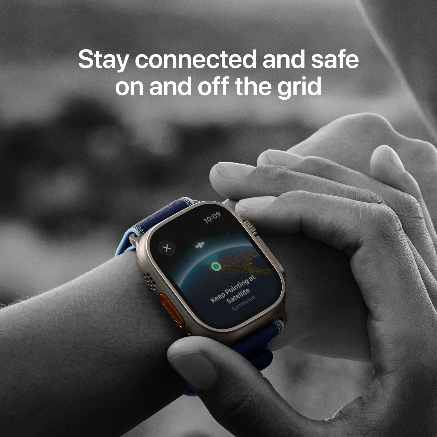 Pols met smartwatch, satellietverbinding. Gouden horloge, blauwe band. Tekst: Blijf verbonden en veilig.