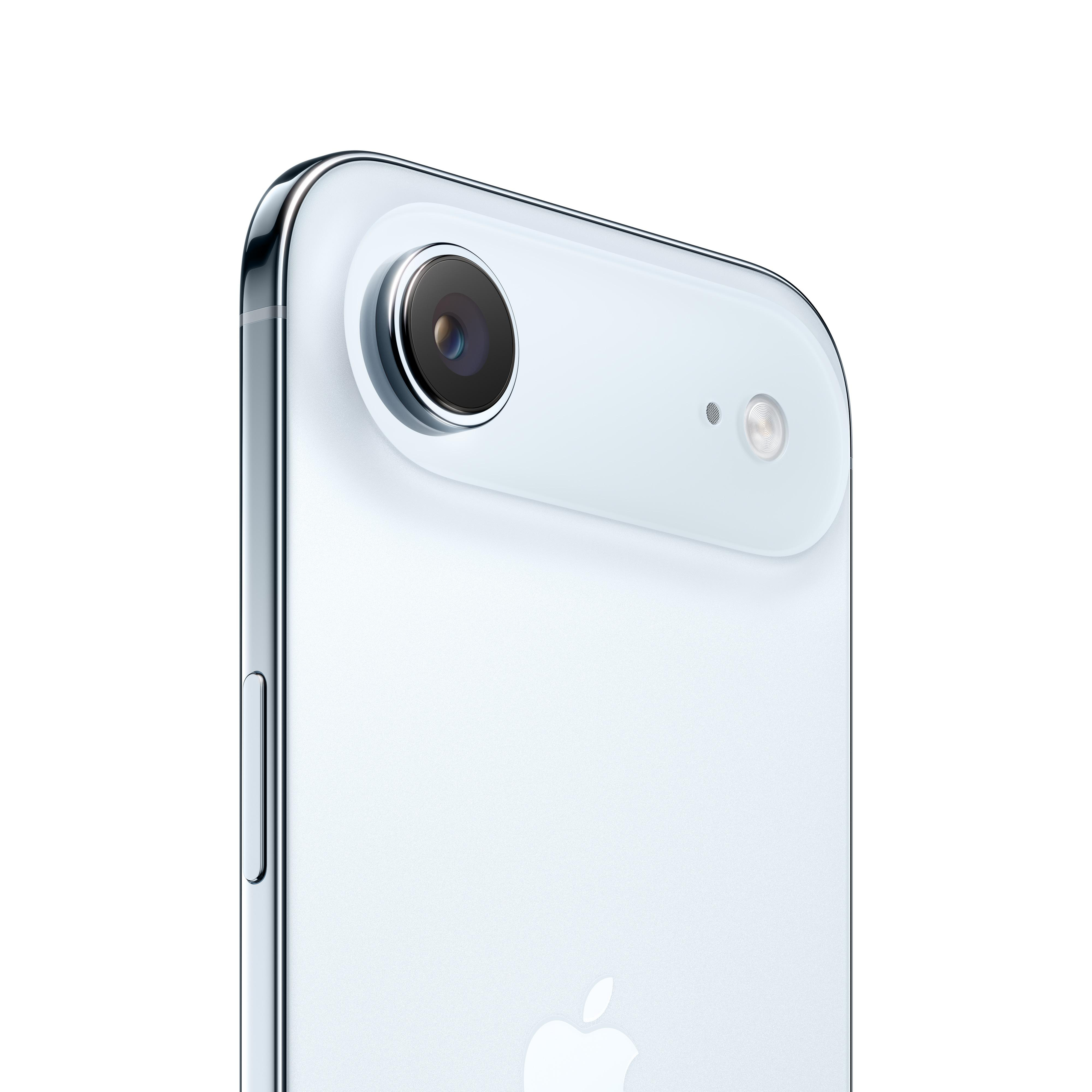 Nahaufnahme der Rückseite eines Smartphones mit Kameralinsen und einem silbernen Rahmen. Weißer Hintergrund.