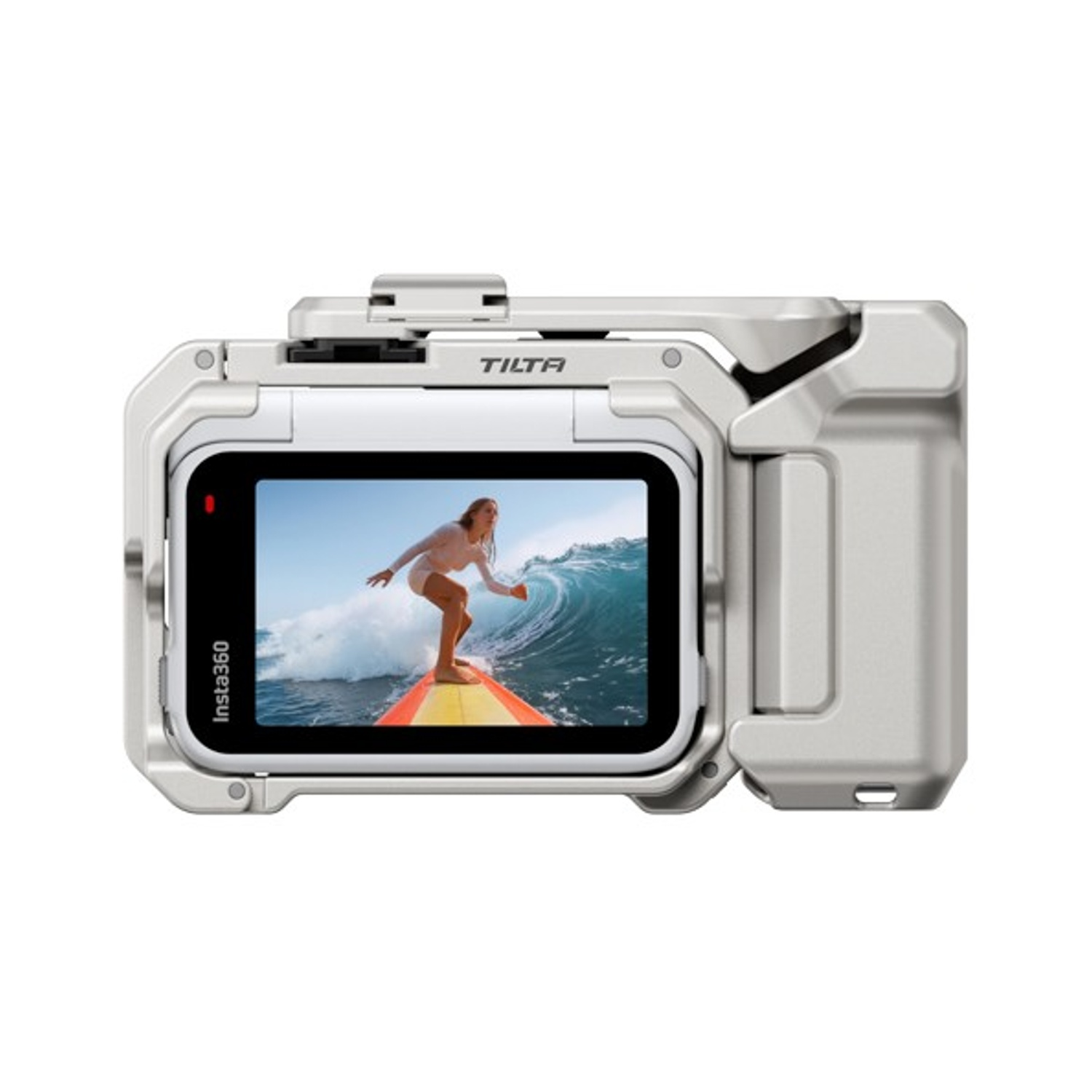 Una fotocamera Insta360 argentata mostra un surfista su un'onda. La fotocamera è in una custodia protettiva. La parola TILTA è in alto.