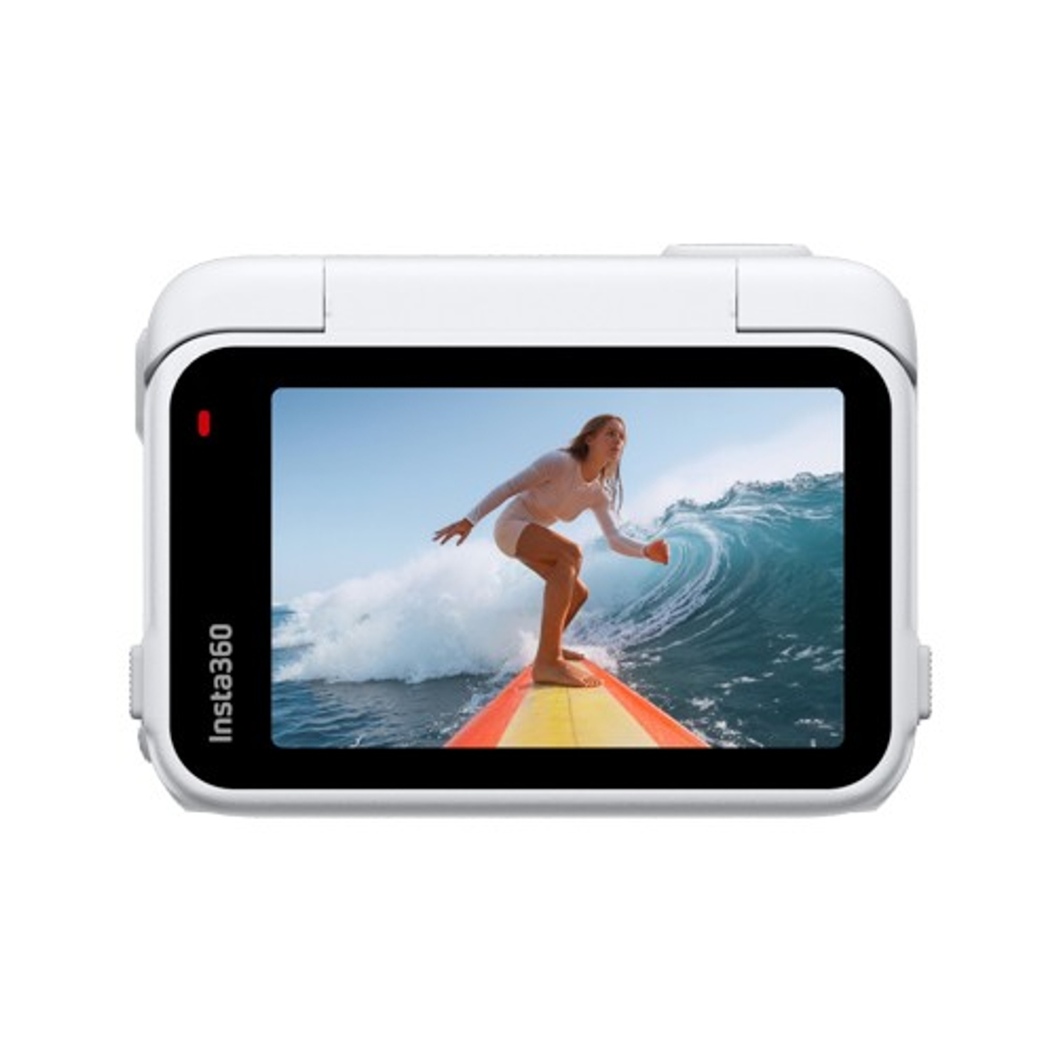 Una fotocamera Insta360 bianca mostra un surfista su una tavola da surf che cavalca un'onda. Il surfista è una donna in abito bianco.