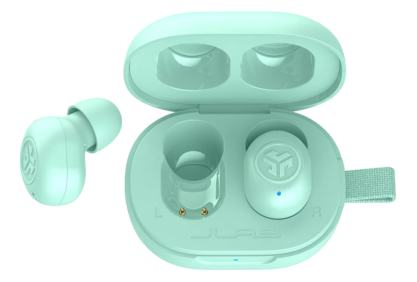 Miętowe słuchawki JLab i etui ładujące. Jedna słuchawka jest oddzielna. Etui otwarte, jedna słuchawka w środku. Białe tło.