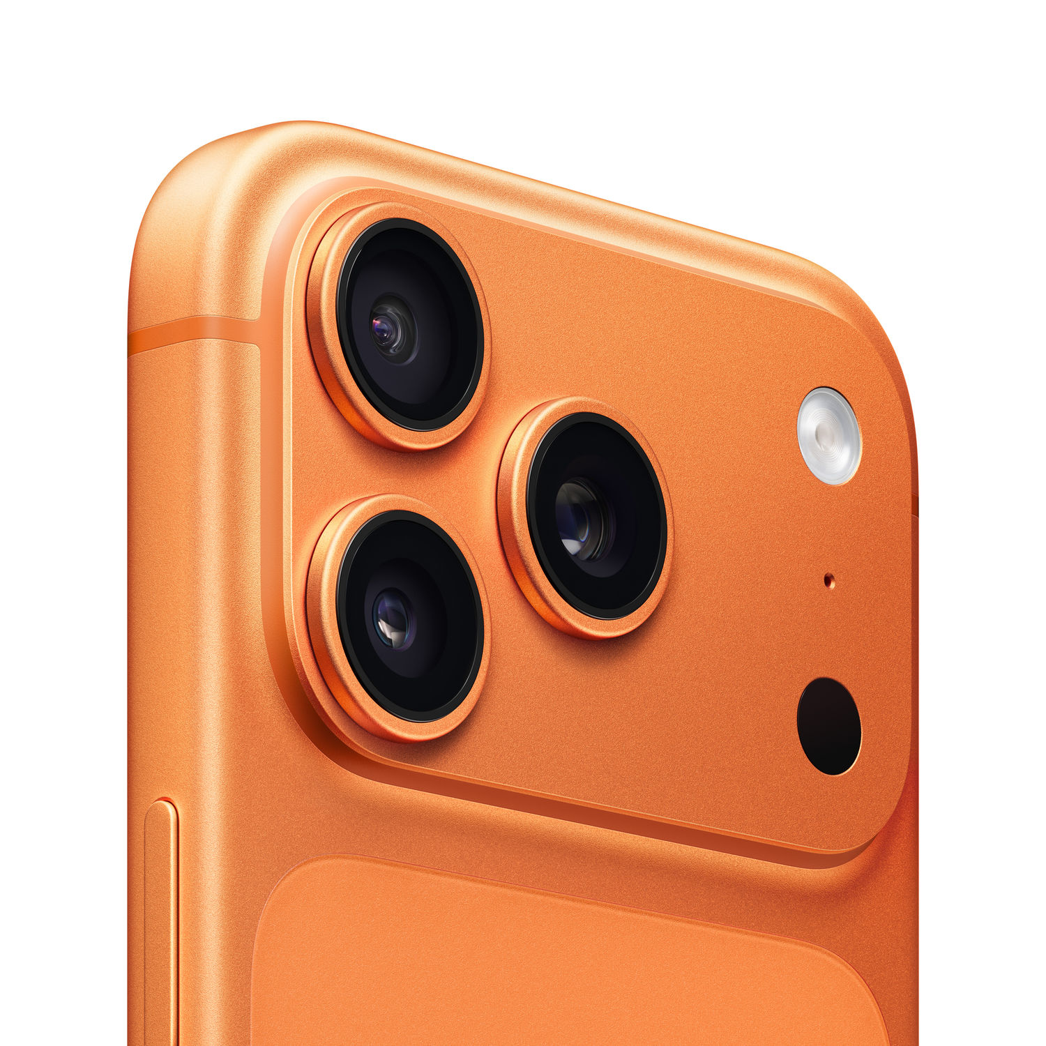 Close-up van een oranje smartphone met drie cameralenzen, een flitser en een microfoon. De achtergrond is wit.