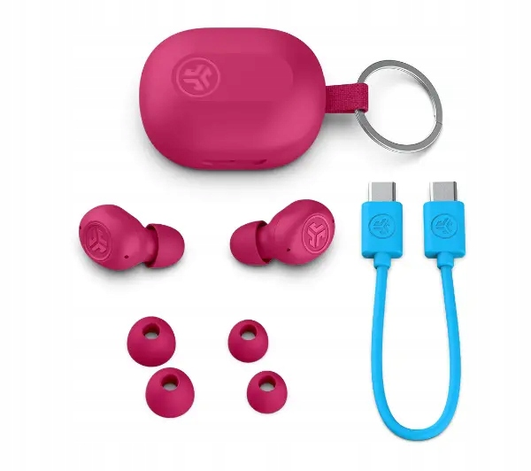 Różowe słuchawki JLab, etui i wkładki douszne. Obecne są również dwa niebieskie kable ładujące. Etui ma dołączony brelok.