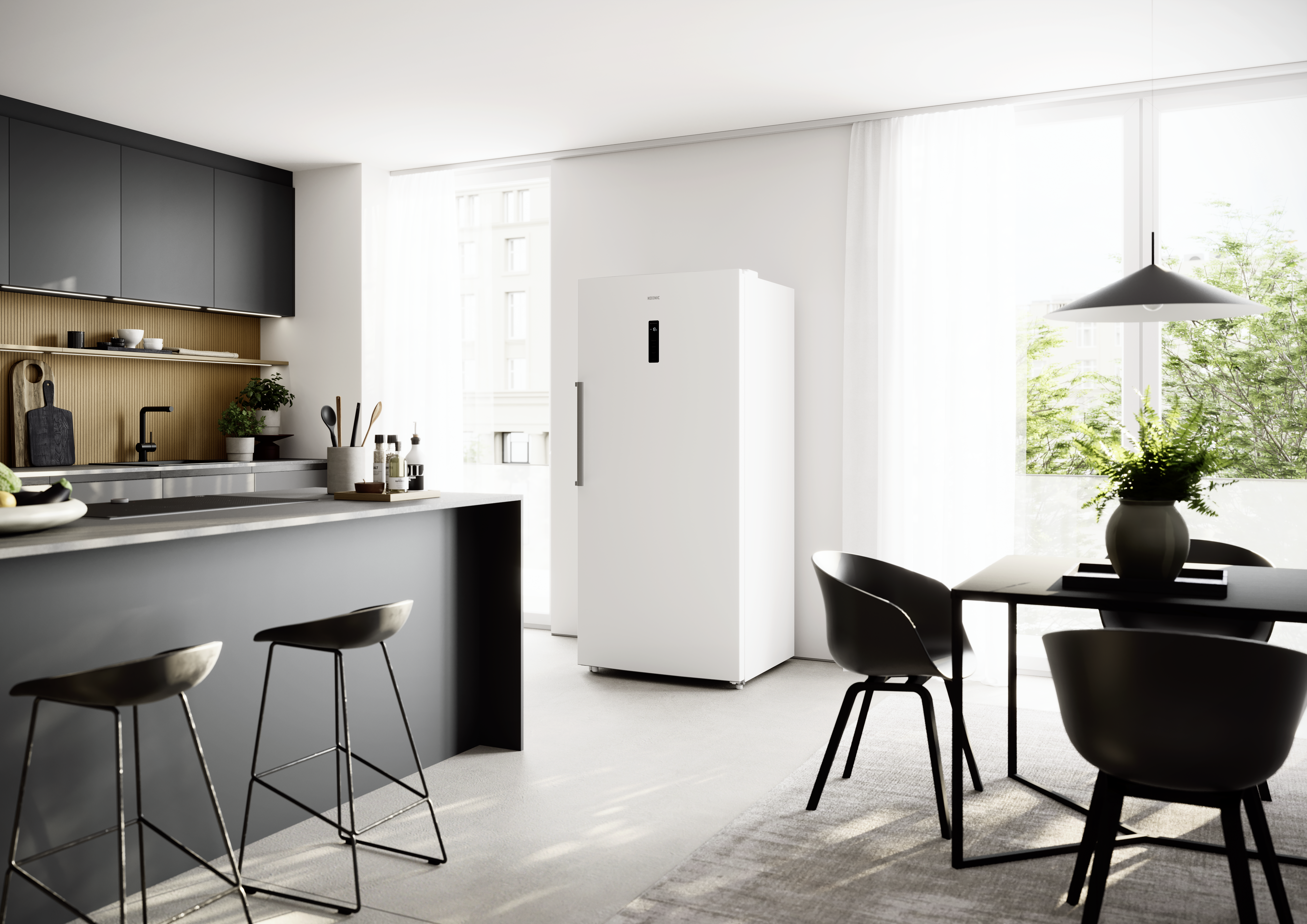 Moderne Küche mit weißem Kühlschrank, schwarzen Arbeitsplatten und Barhockern. Esstisch und Stühle stehen am Fenster.
