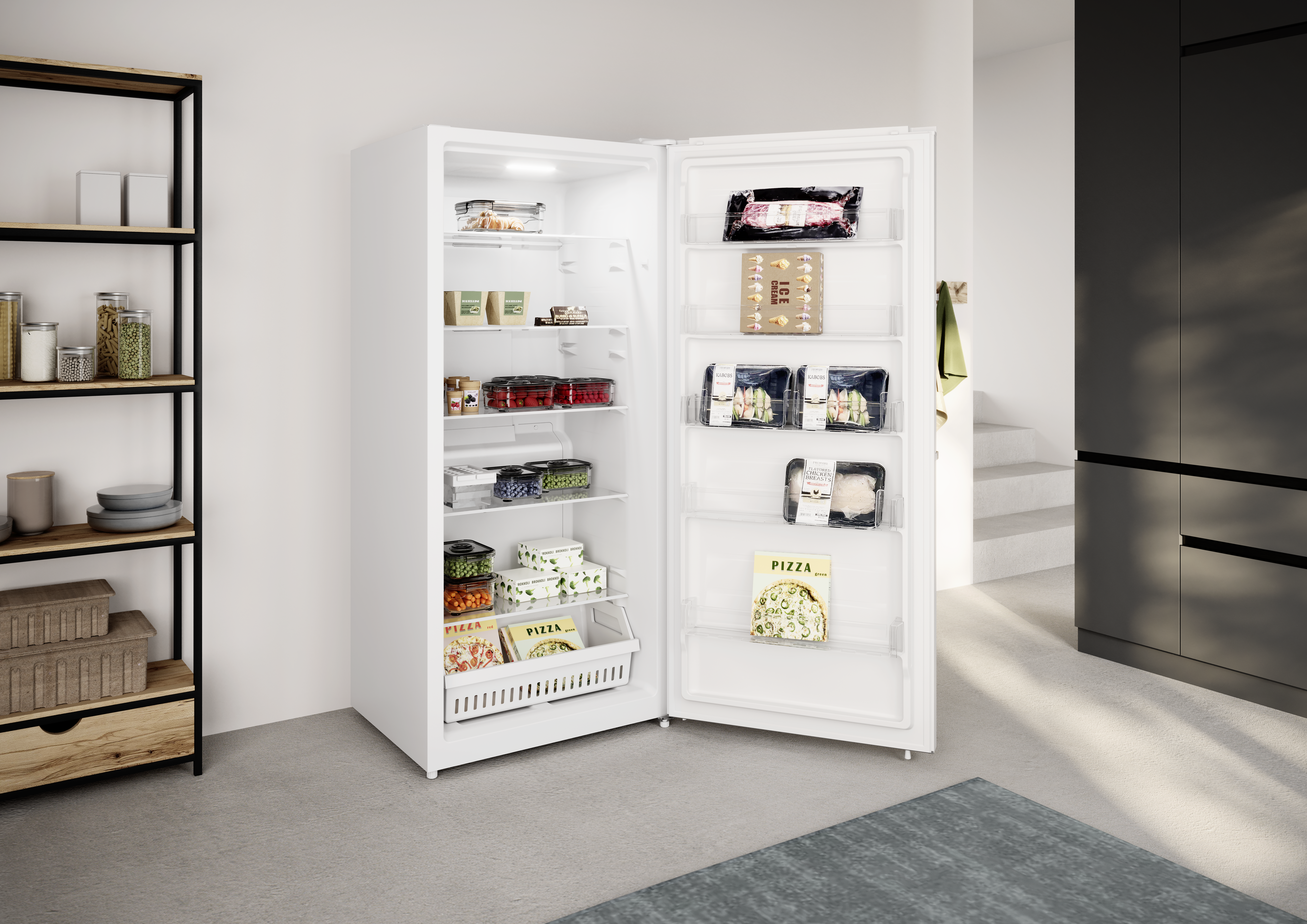 Ein weißer Kühlschrank mit geöffneter Tür, gefüllt mit Lebensmitteln. Links ein Holzregal. Der Boden ist grau.