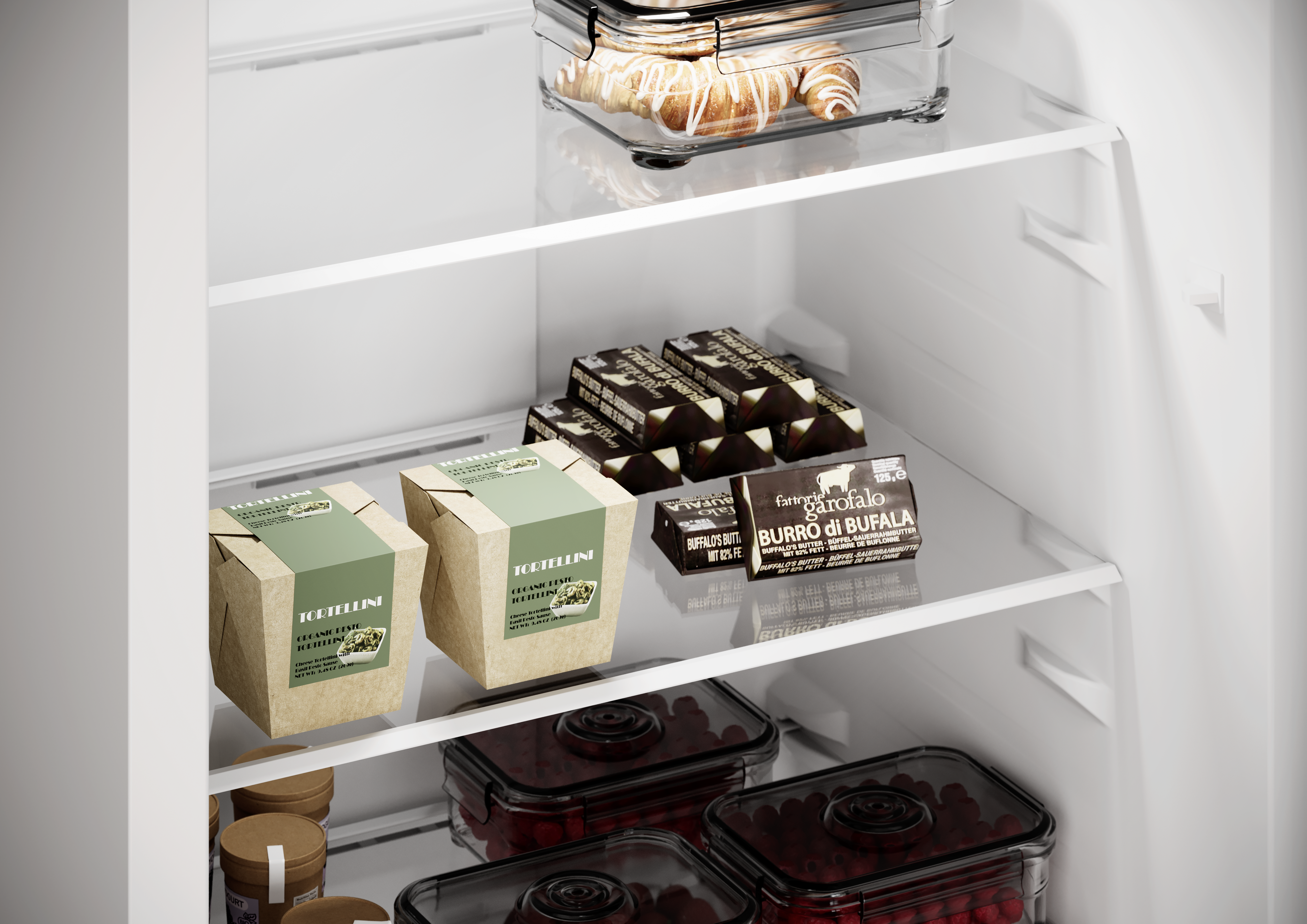 Im Kühlschrank: Croissants, Pastaboxen, Schokoriegel, Butter und Behälter mit Beeren.