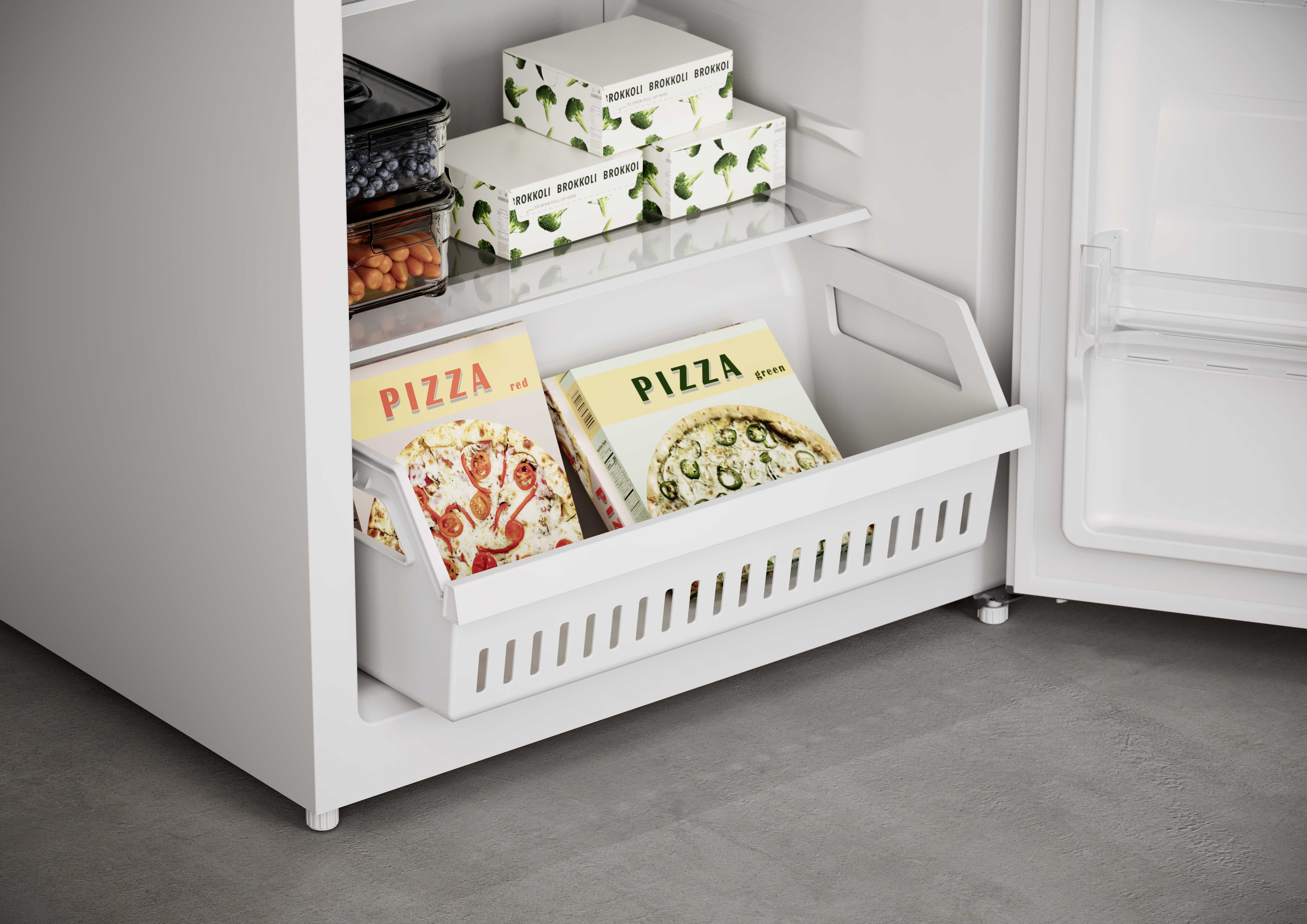 Offener Kühlschrank mit Tiefkühlpizzen, Brokkolikartons und Lebensmittelbehältern. Die Kühlschranktür ist geöffnet.