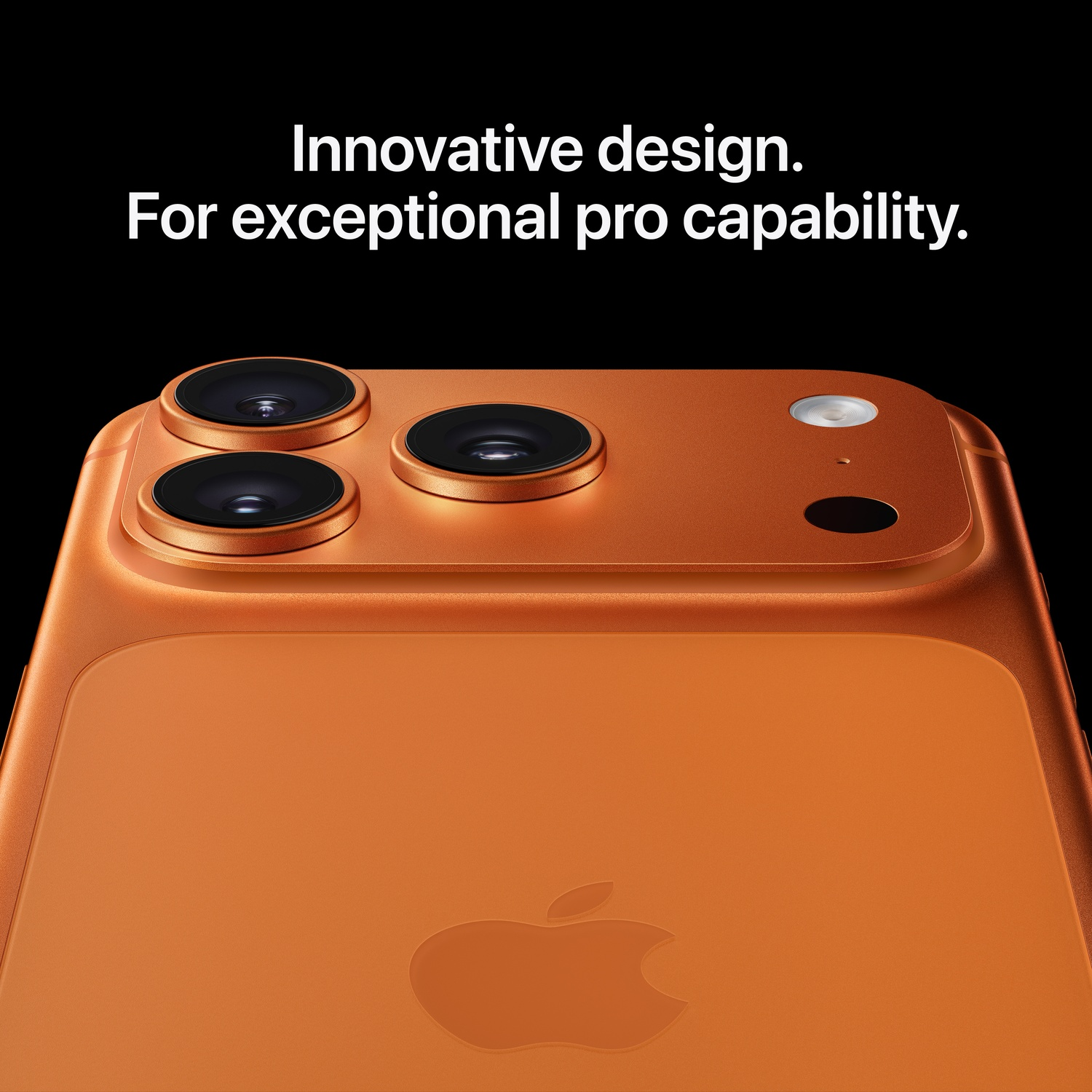 Gros plan d'un dos d'iPhone orange avec trois objectifs et le logo Apple sur fond noir. Texte: Design innovant.