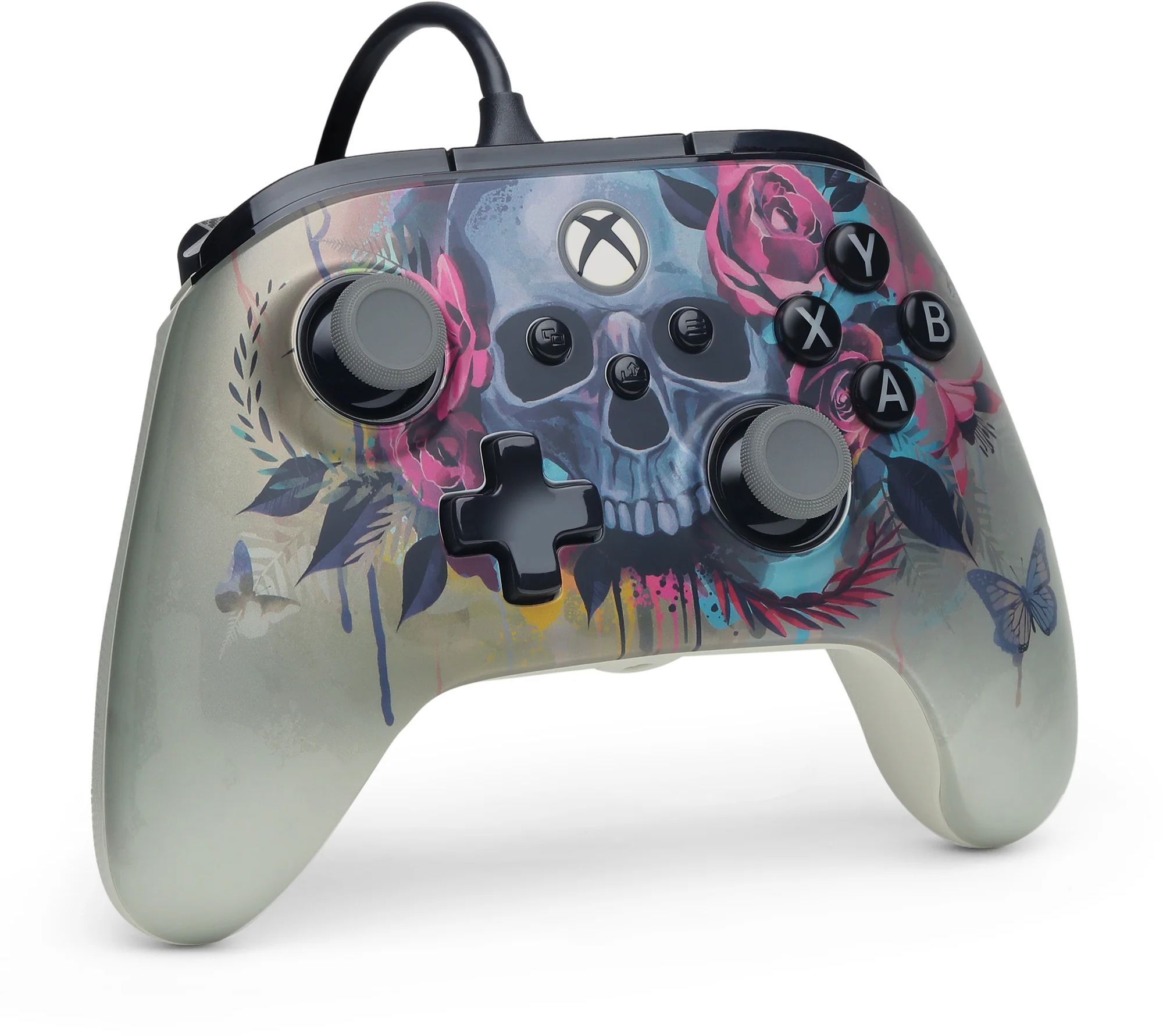 Xbox kontroller koponya és virágmintával. A gombok fel vannak címkézve. Szürke és fehér színvilág, fekete kábellel.