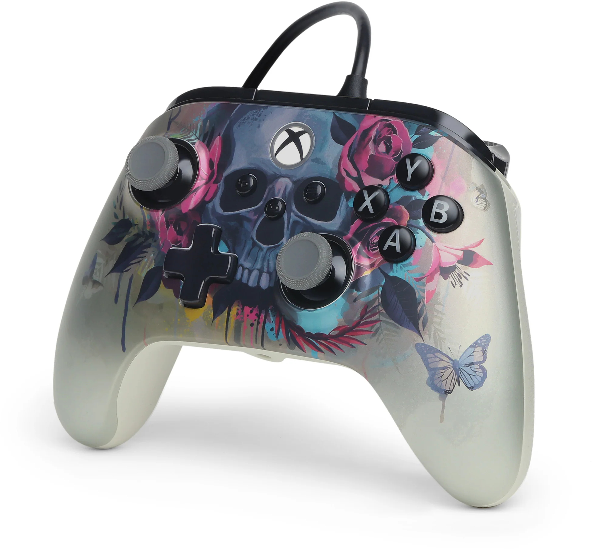 Xbox-kontroller koponya- és virágmintával, szürke joystickokkal, fekete gombokkal és fekete kábellel.