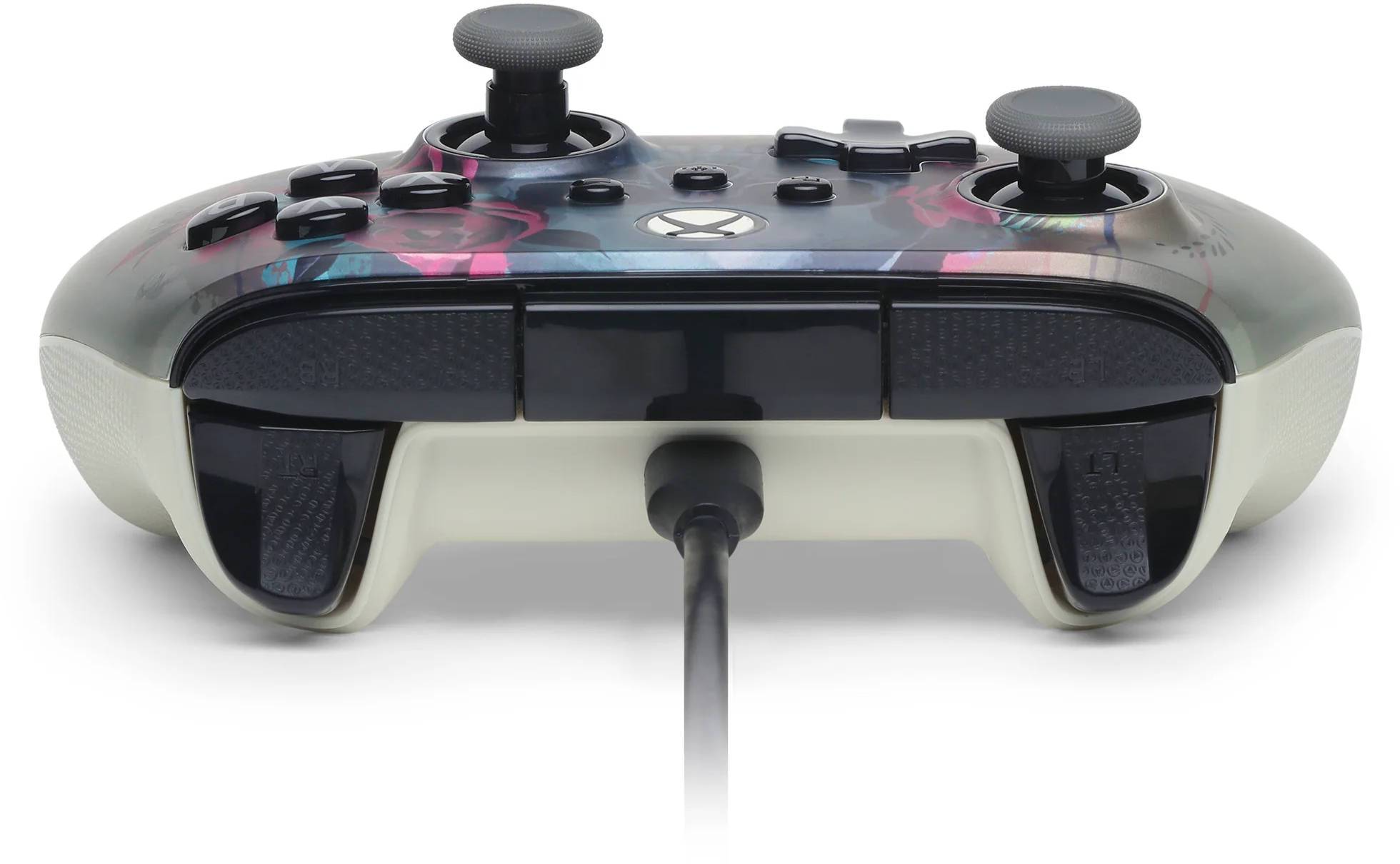 Egy Xbox-kontroller virágmintával, fekete kábellel csatlakoztatva. Gombokkal, joystickekkel és vállraváltókkal rendelkezik, fehér háttér előtt.