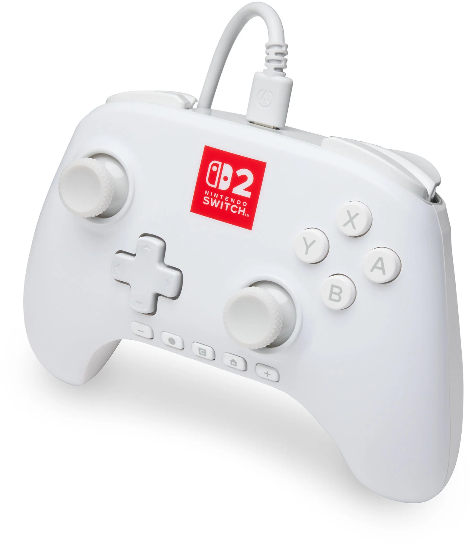 Fehér Nintendo Switch Pro kontroller gombokkal és joystickokkal. Piros Nintendo Switch logó. USB kábel csatlakoztatva.