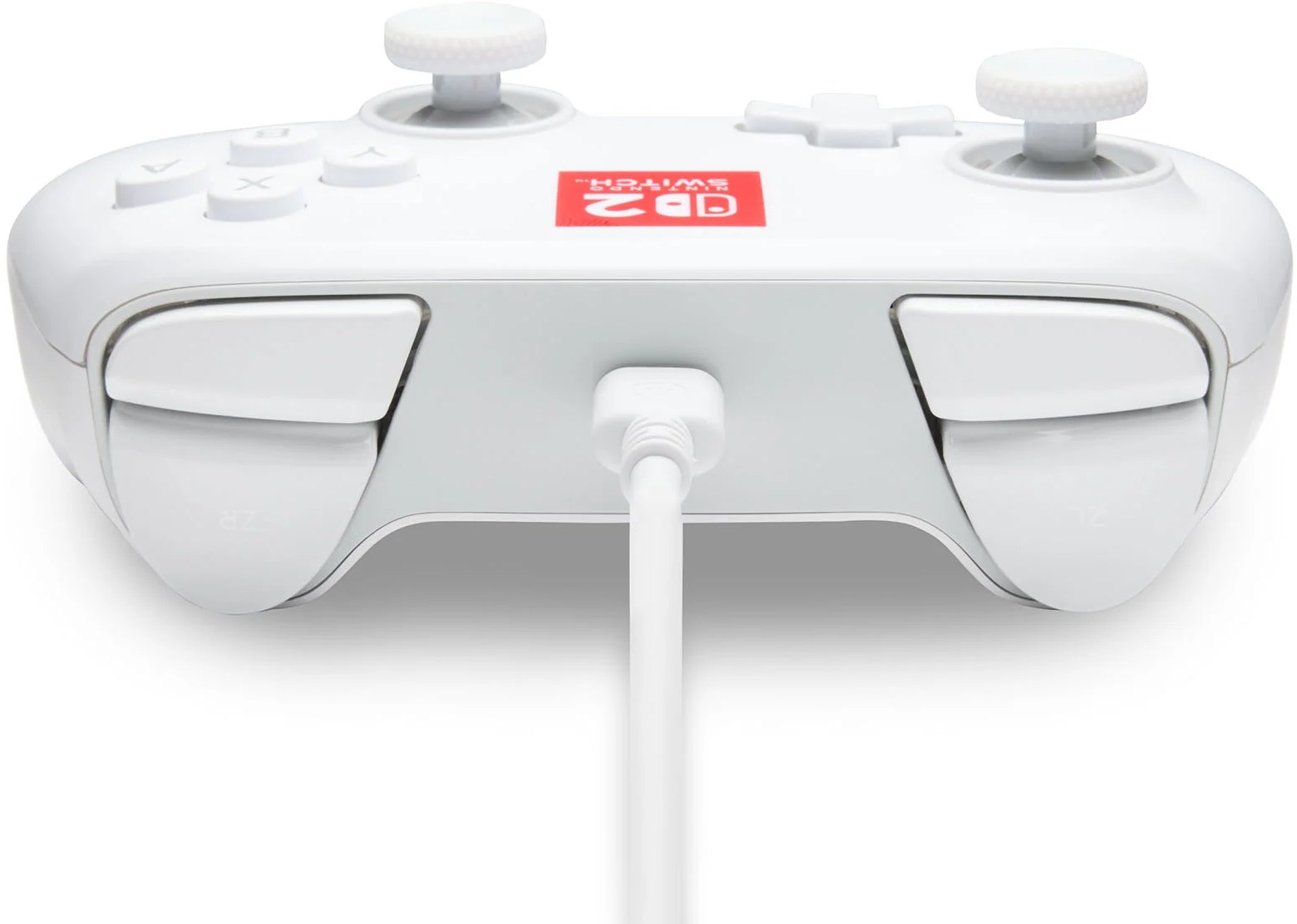 Egy fehér Switch vezérlő gombokkal, joystickekkel és töltőkábellel. Egy piros logó látható.
