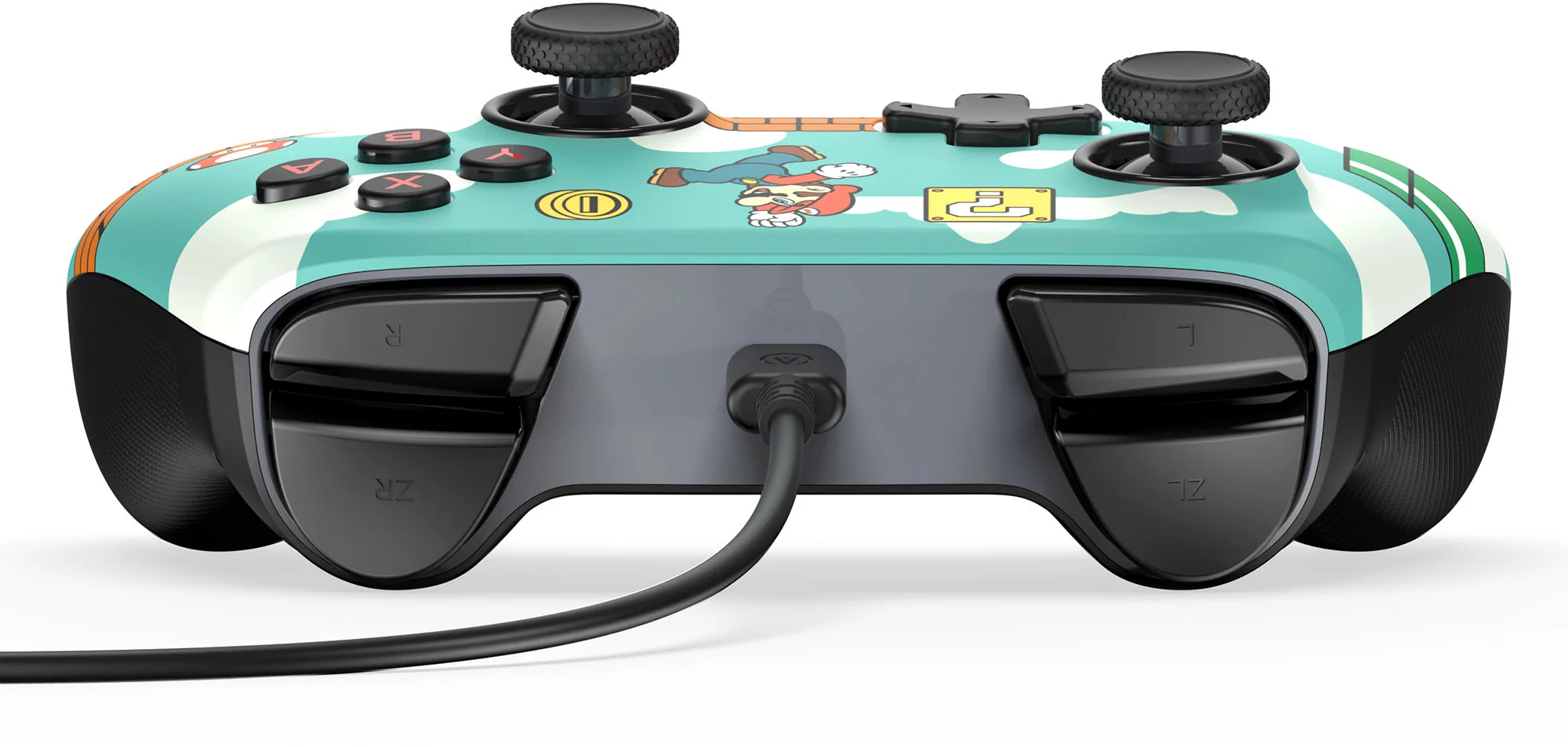 Egy Nintendo Switch kontroller Mario dizájnnal. Türkiz háttérrel, Mario karakterekkel, fekete gombokkal és joystickokkal, valamint fekete kábellel rendelkezik.