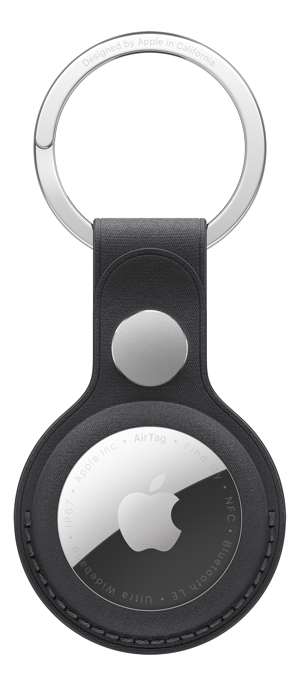 Apple AirTag su sfondo nero. Ha un anello argentato e un supporto in pelle grigio scuro. L'AirTag ha un logo Apple.