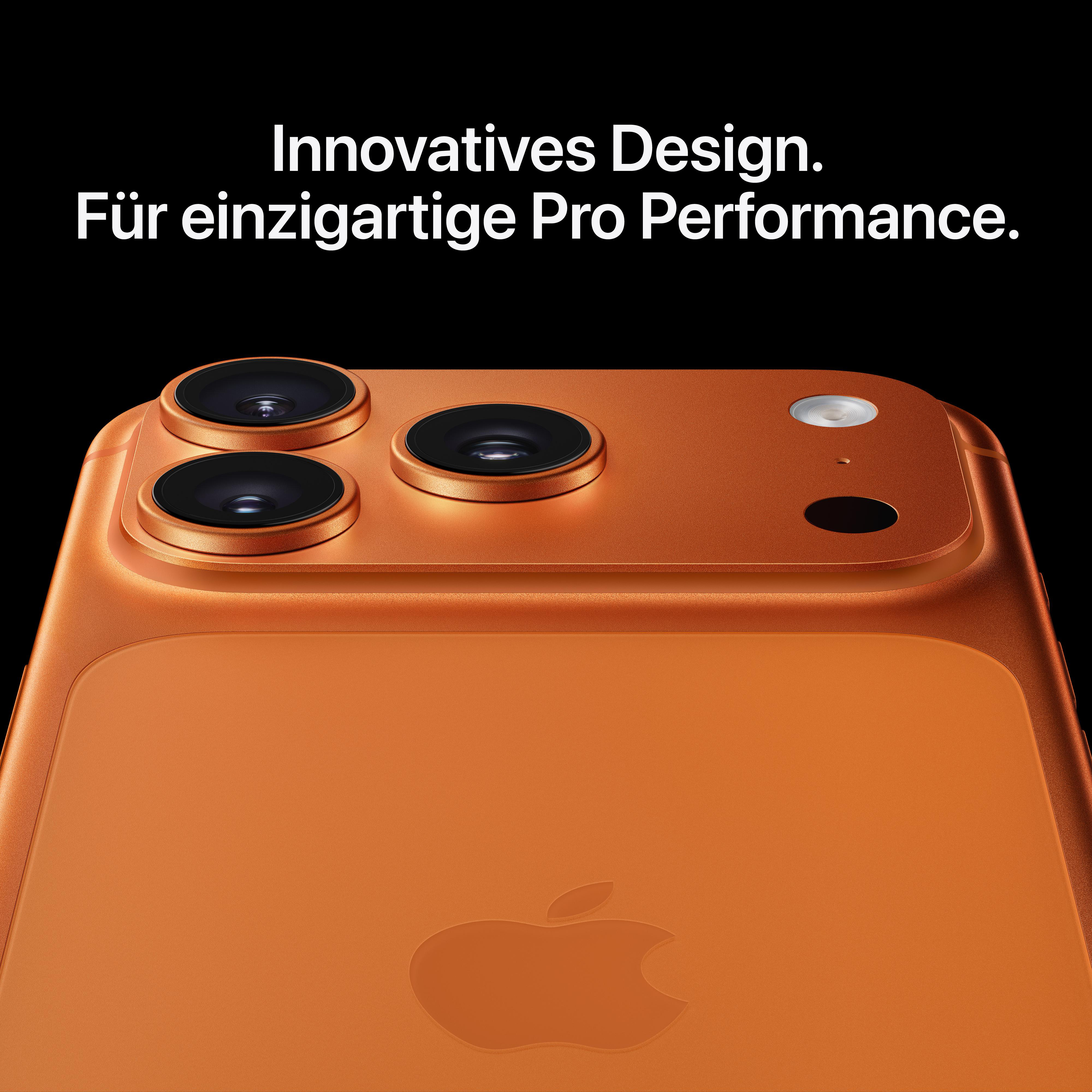 Nahaufnahme eines orangefarbenen Telefons mit drei Kameras und einem Blitz. Apple-Logo sichtbar. Text auf schwarzem Hintergrund.