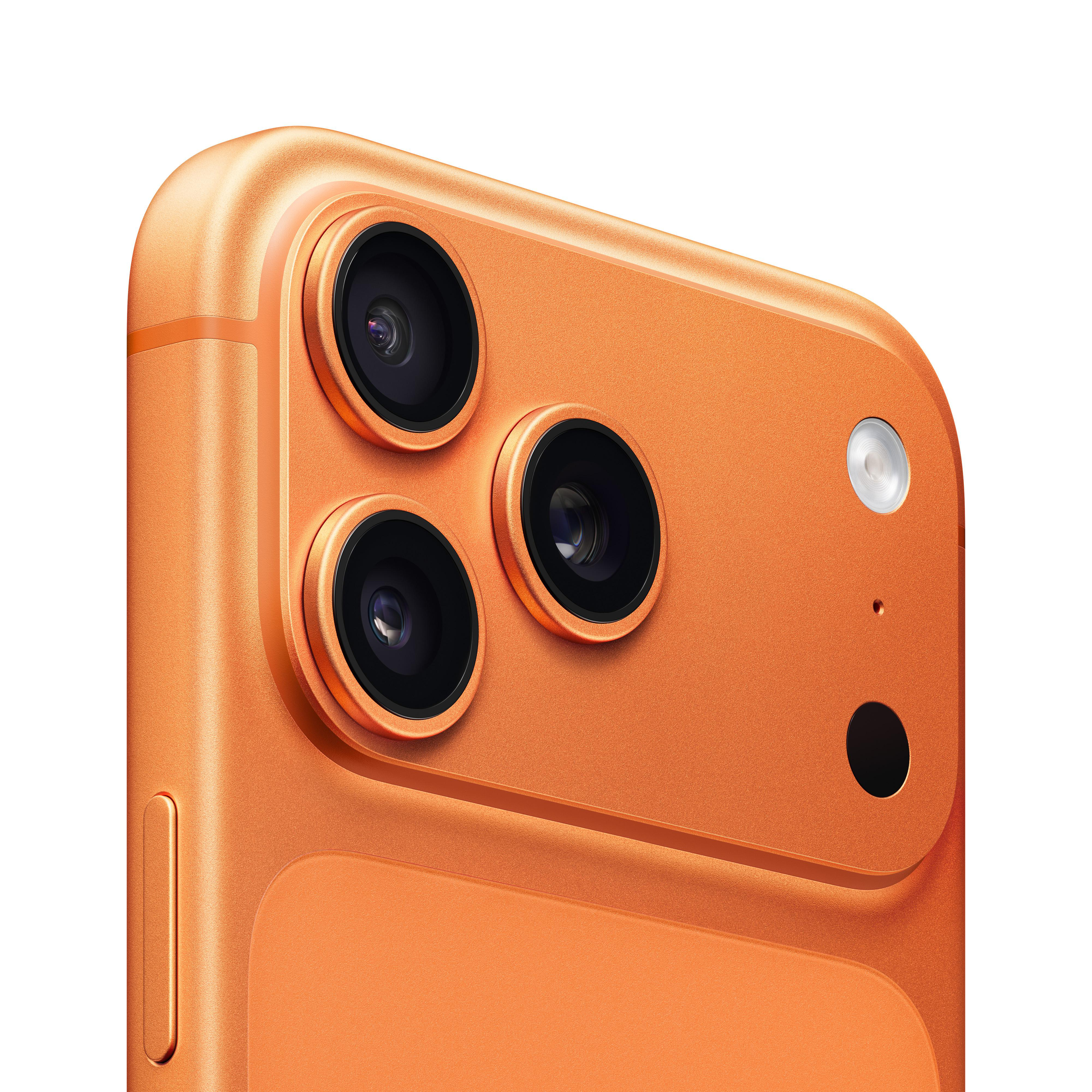 Nahaufnahme eines orangefarbenen Smartphone-Kameramoduls mit drei Objektiven, einem Blitz und einem kleinen schwarzen Punkt. Weißer Hintergrund.