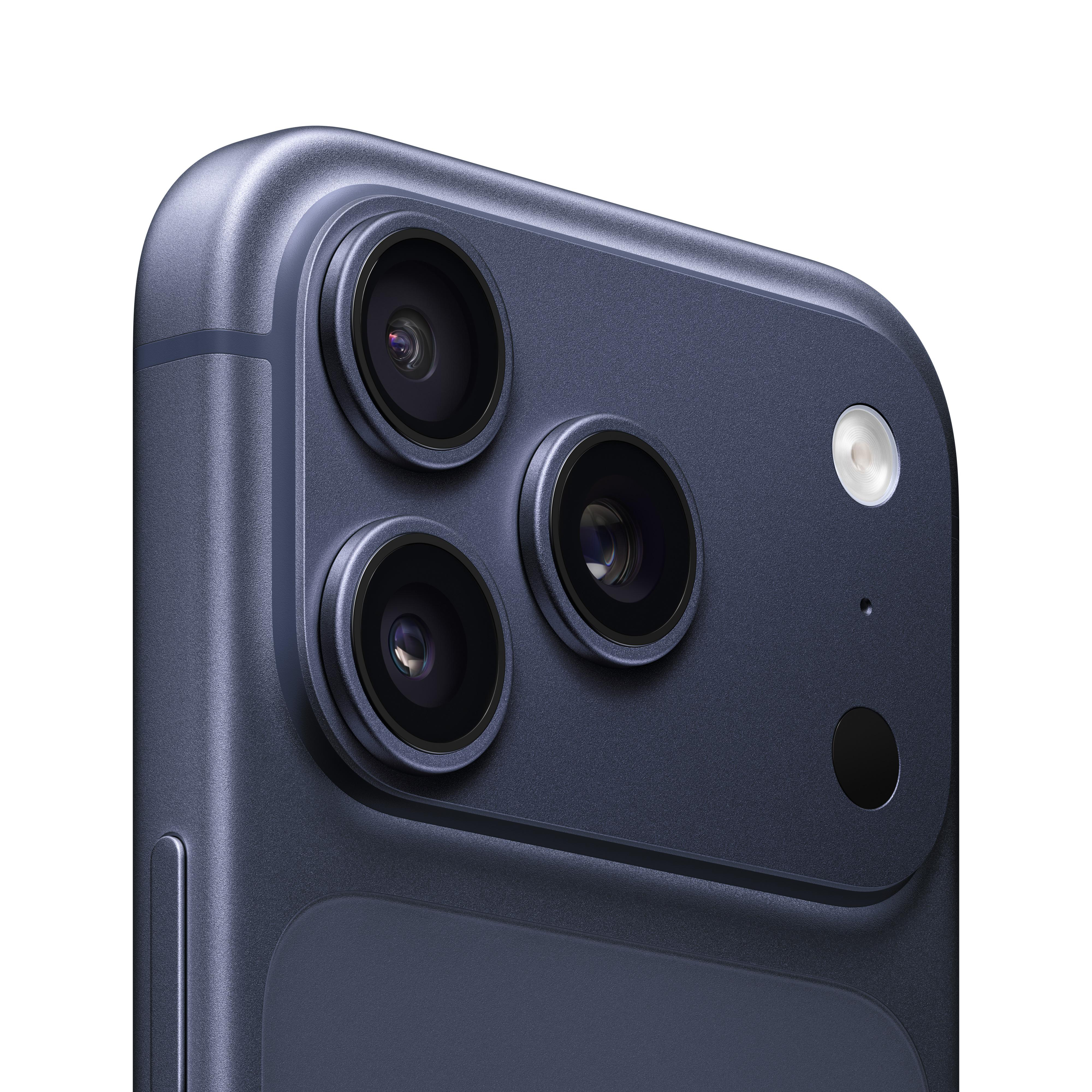 Nahaufnahme eines dunkelblauen Smartphone-Kameramoduls mit drei Linsen und einem Blitz auf weißem Hintergrund.
