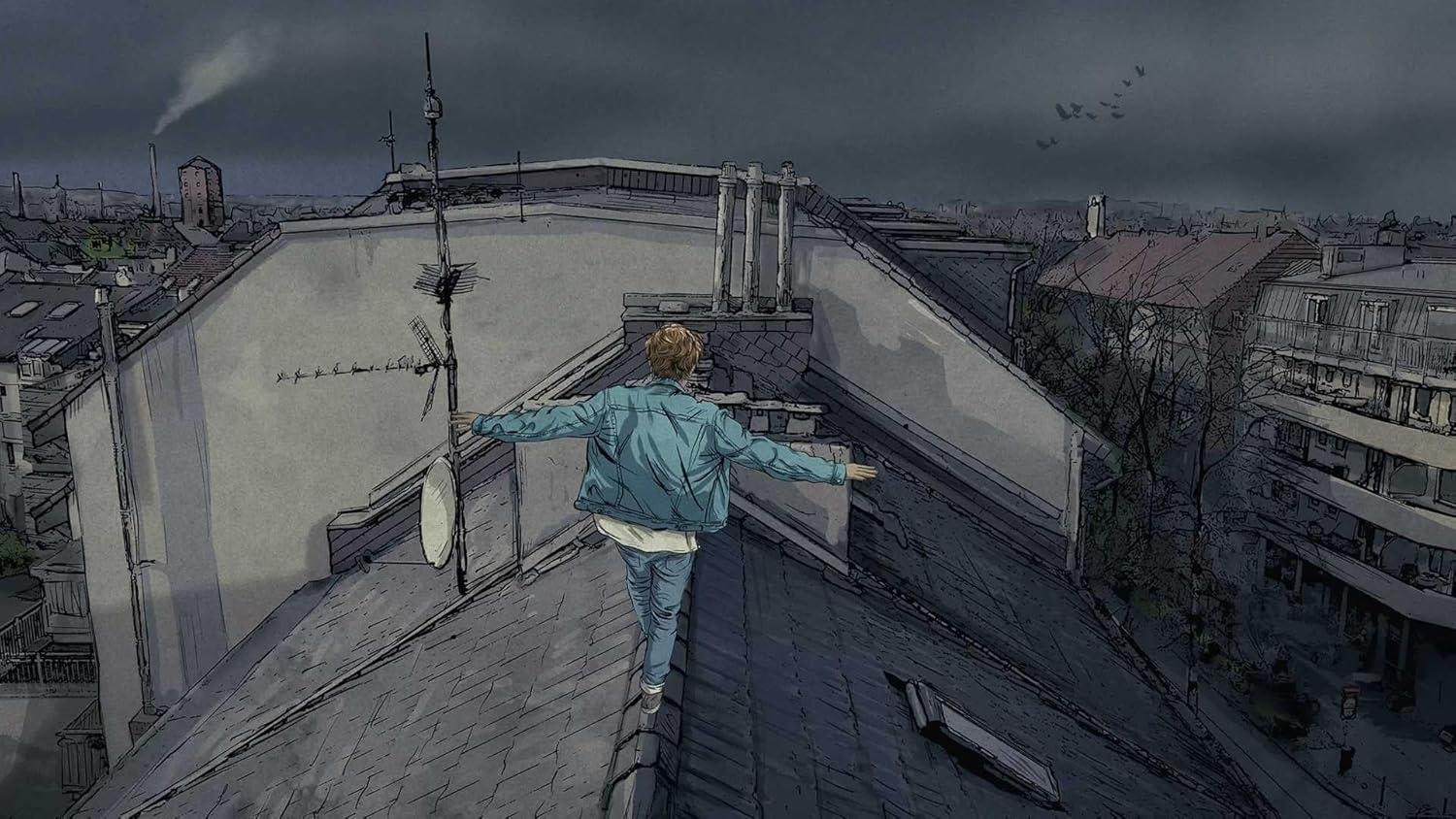 Eine Person geht auf einem Dach, Arme ausgestreckt. Stadtgebäude und ein dunkler Himmel sind im Hintergrund. Vögel fliegen darüber.