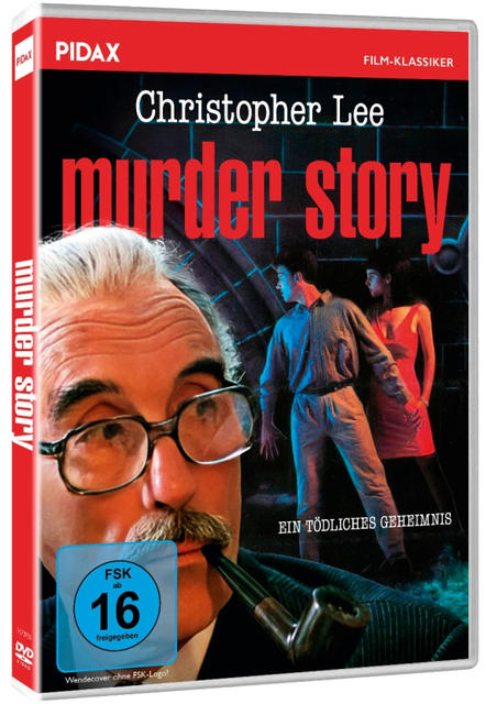 DVD-Cover. Christopher Lee, Titel 'Mordgeschichte'. Mann mit Brille und Pfeife, zwei Personen im Hintergrund. Rote und schwarze Farben.