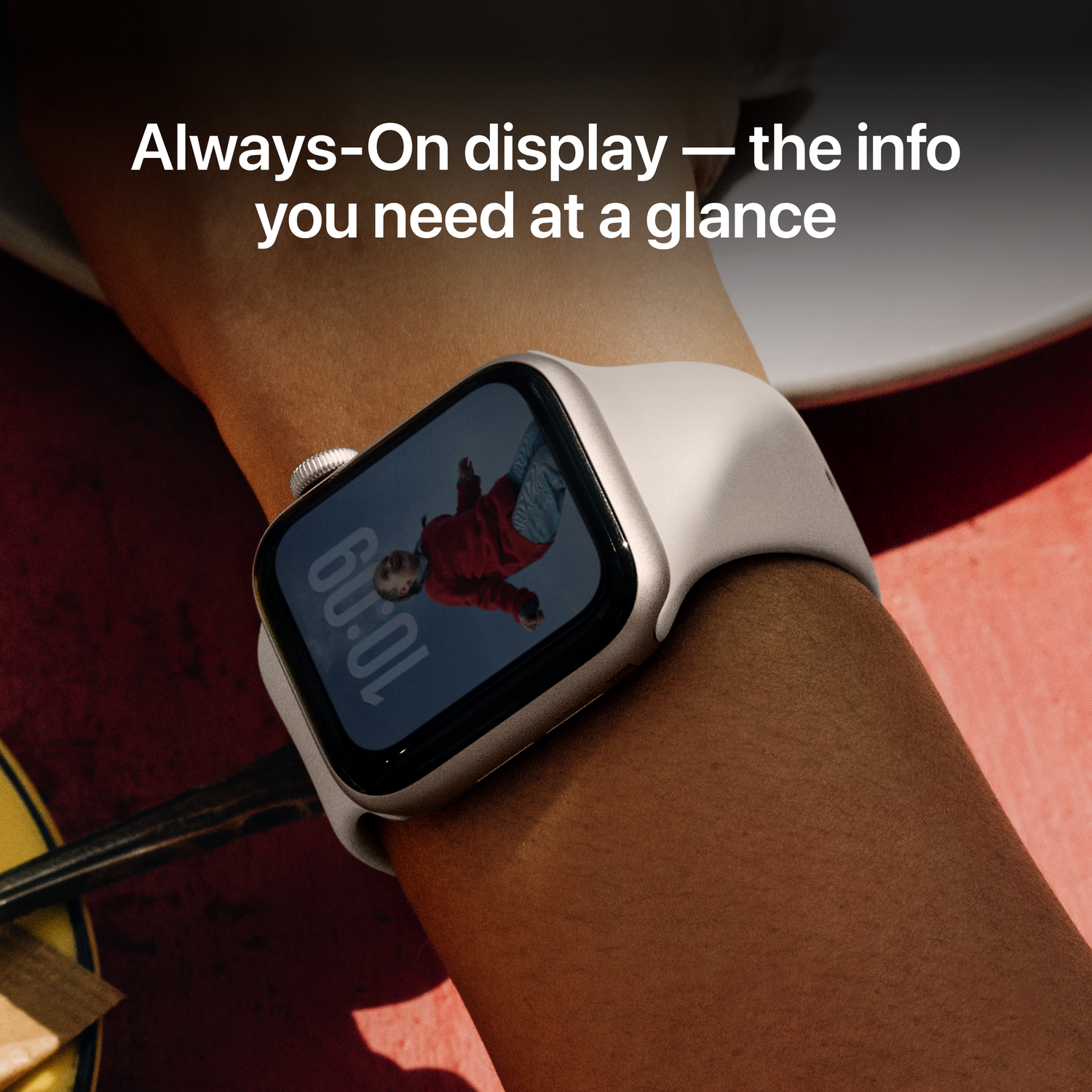 Pols met smartwatch die een afbeelding toont. Het horloge is licht van kleur. Bovenin staat 'Always-On display'.
