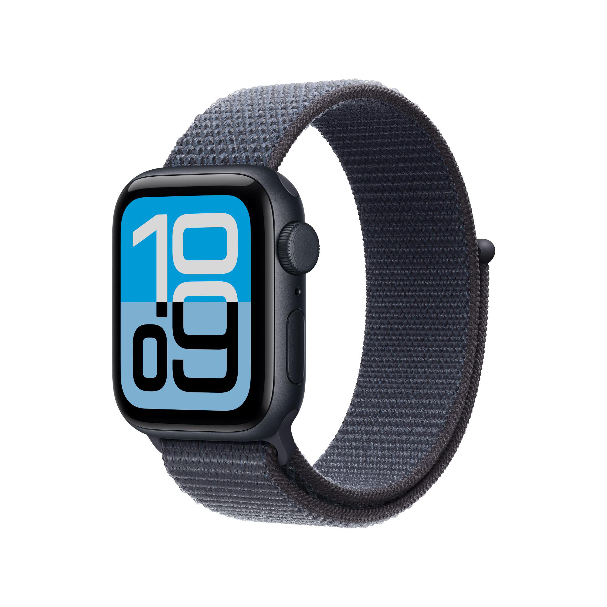 Schwarze Apple Watch mit blau-weißem Display mit der Anzeige '10:09'. Graues gewebtes Armband. Isoliert auf Weiß.