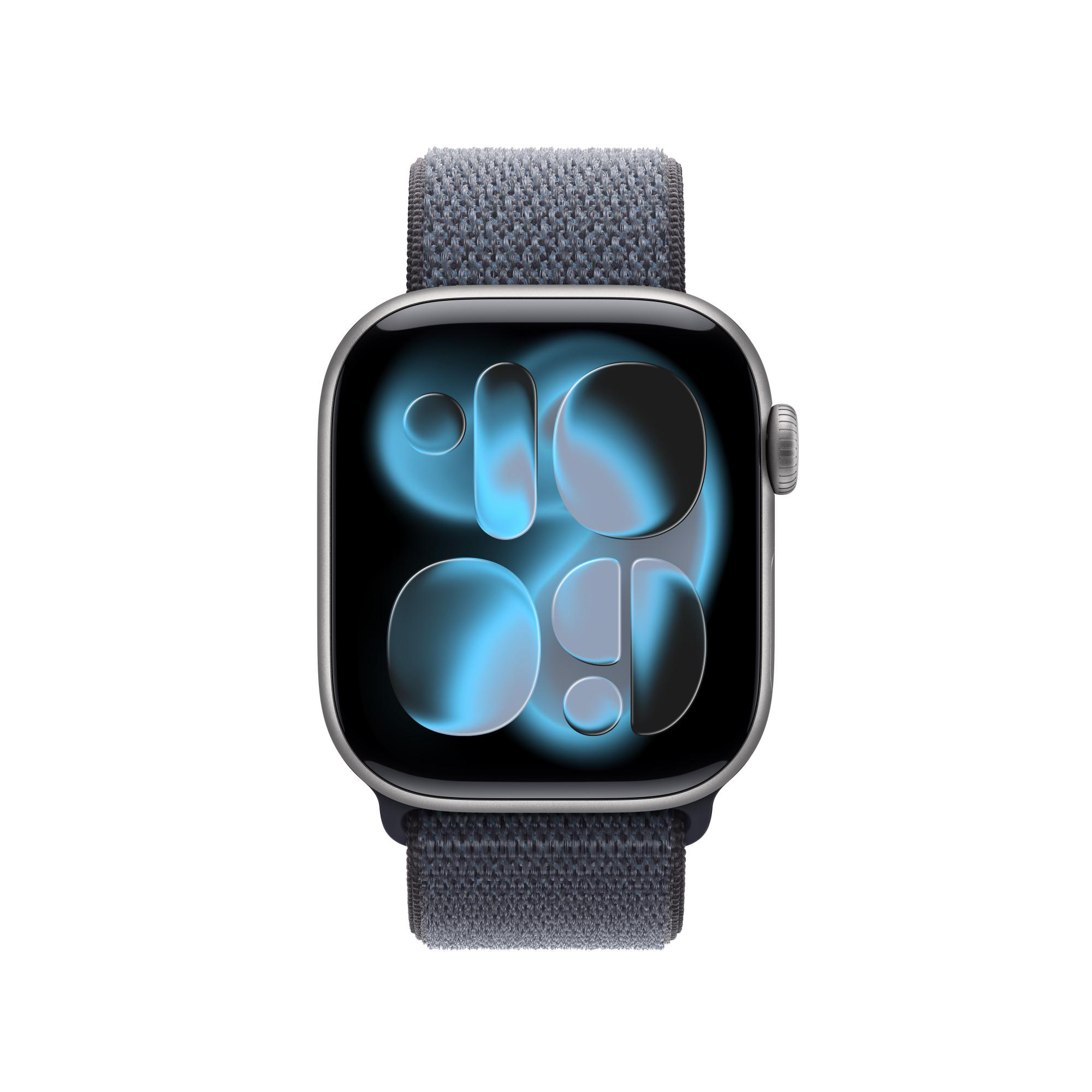 Eine silberne Apple Watch mit blauem Stoffband. Der Bildschirm zeigt eine Digitaluhr mit blauen Highlights.