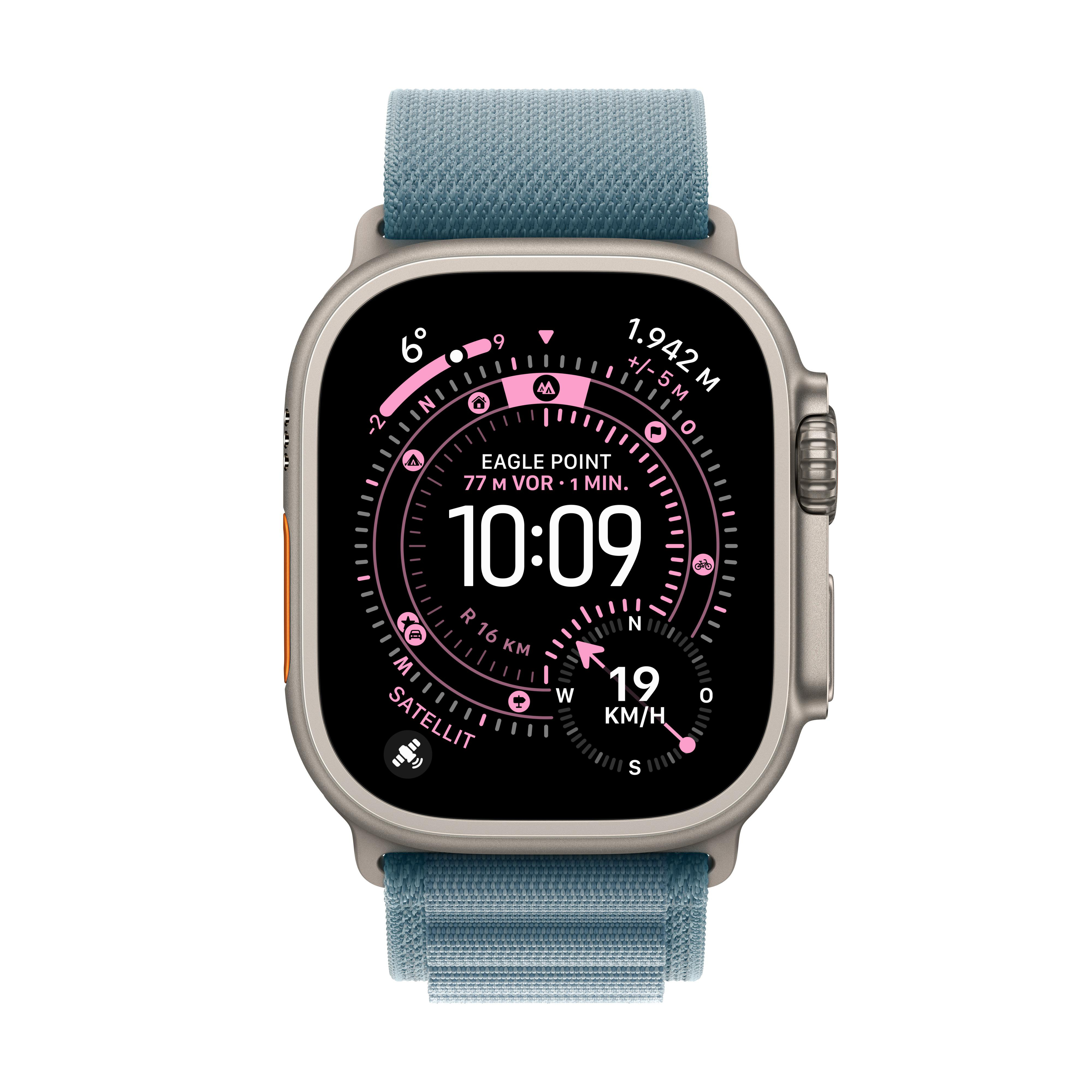 Eine silberne Smartwatch mit blauem Armband zeigt Zeit- und Standortdetails auf einem schwarzen Bildschirm mit rosa Akzenten.