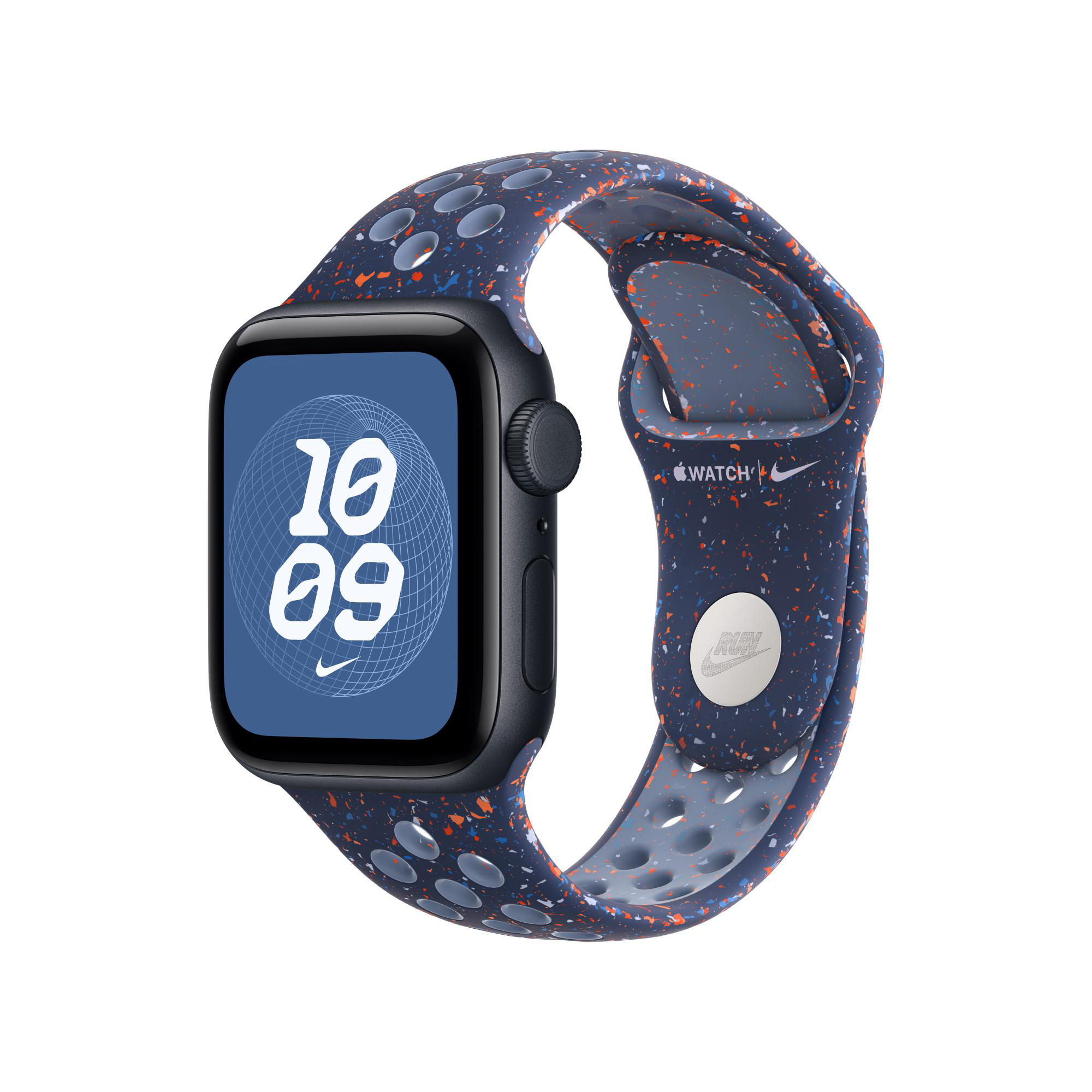 Apple Watch Nike Edition. Dunkelblaues Band mit orangen Sprenkeln. Zeigt die Uhrzeit 10:09. Nike-Logo sichtbar.