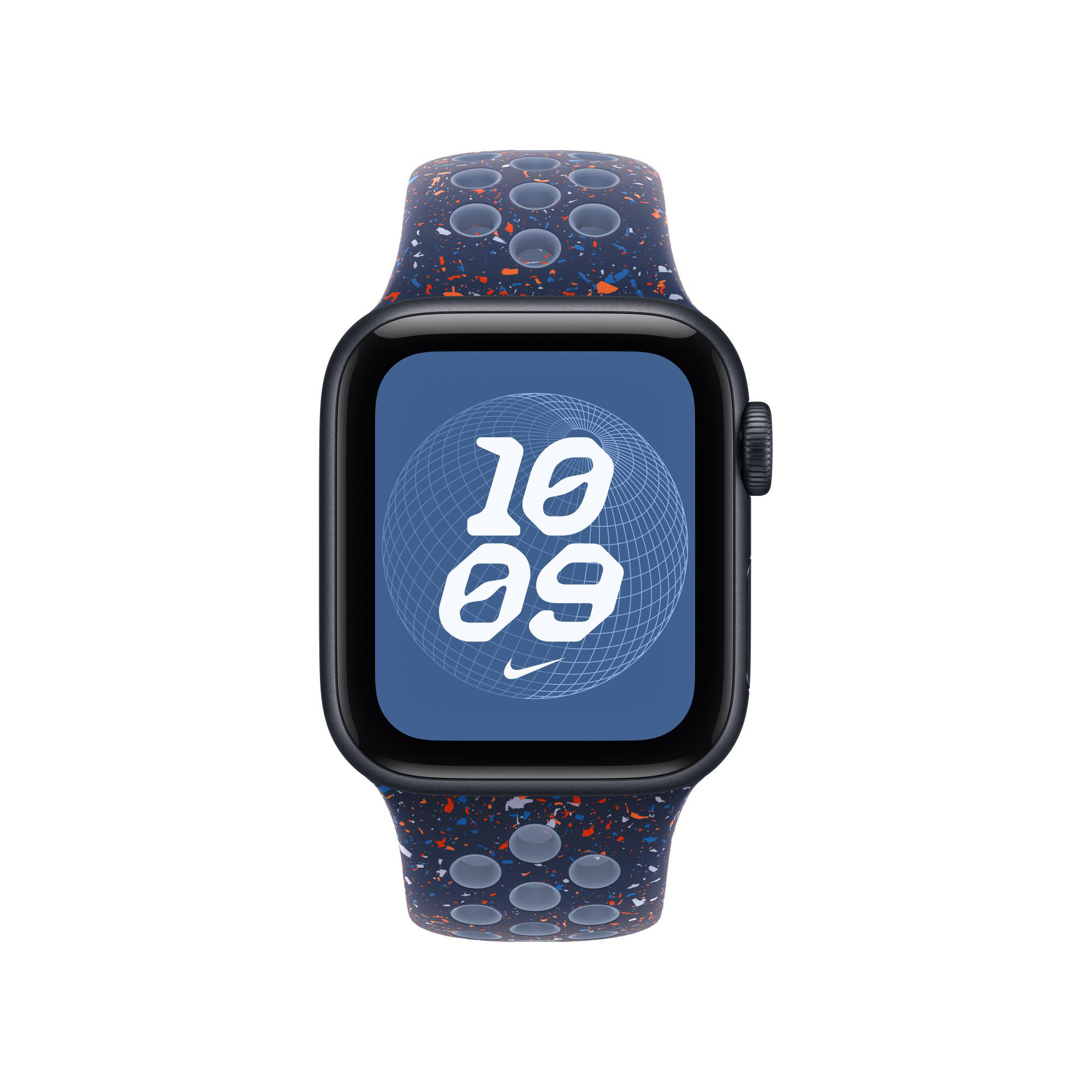 Apple Watch mit blauem, gesprenkeltem Armband. Der Bildschirm zeigt 10:09 und ein Nike-Logo, umgeben von einem weißen Gitter.