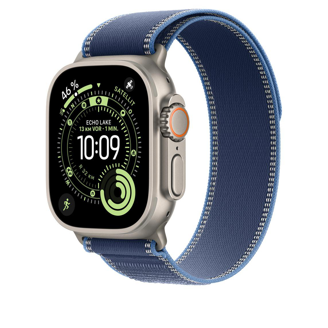 Eine Smartwatch mit blauem Stoffband zeigt auf dem Bildschirm 10:09 an. Die Uhr ist silberfarben und hat eine orangefarbene Taste.