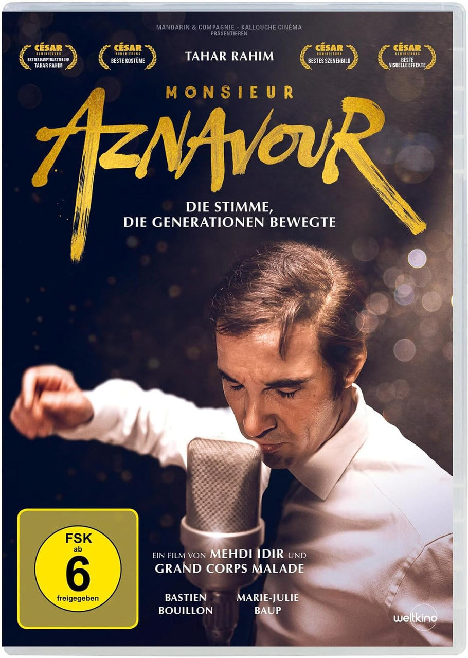 Filmposter für Monsieur Aznavour. Ein Mann in weißem Hemd singt in ein Mikrofon. Der Titel ist in Gold gehalten.