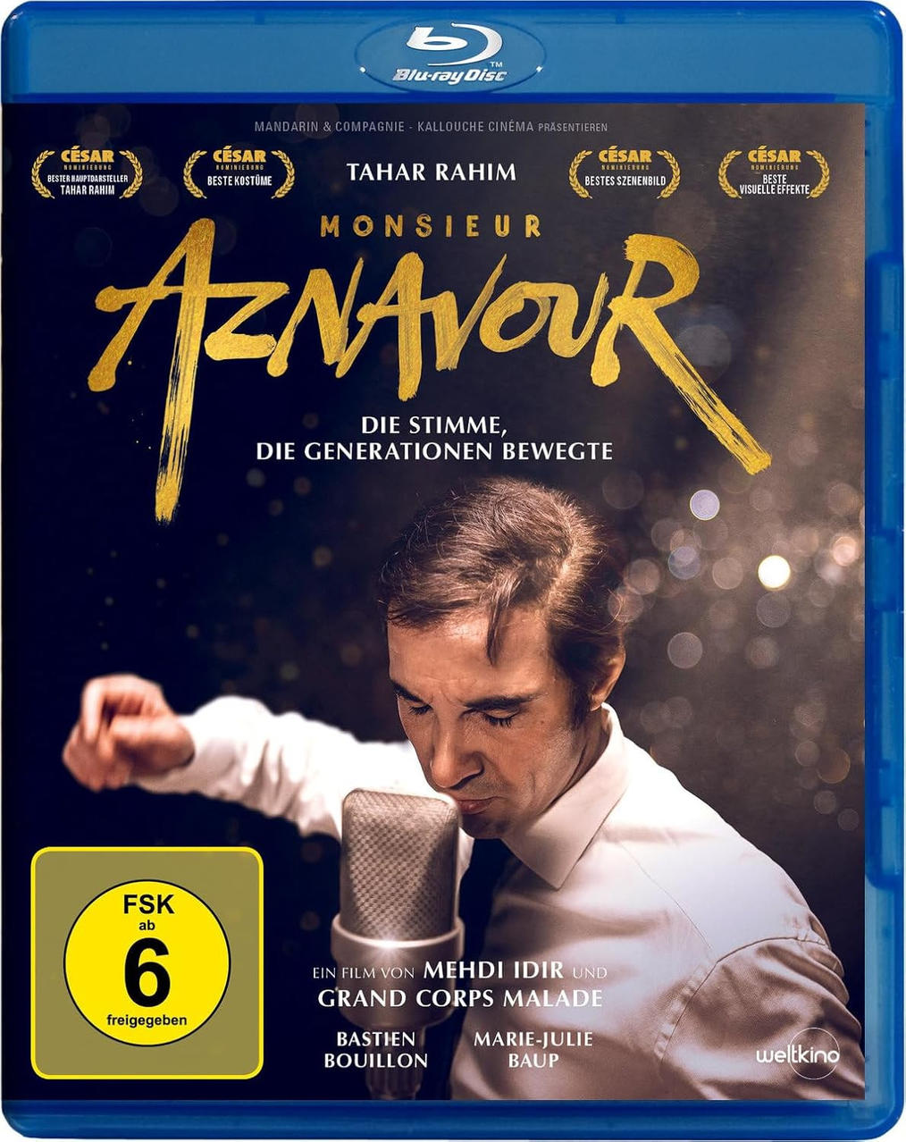 Blu-ray-Cover für 'Monsieur Aznavour'. Ein Mann im weißen Hemd singt in ein Mikrofon. Der Titel ist in goldfarbenen Buchstaben.