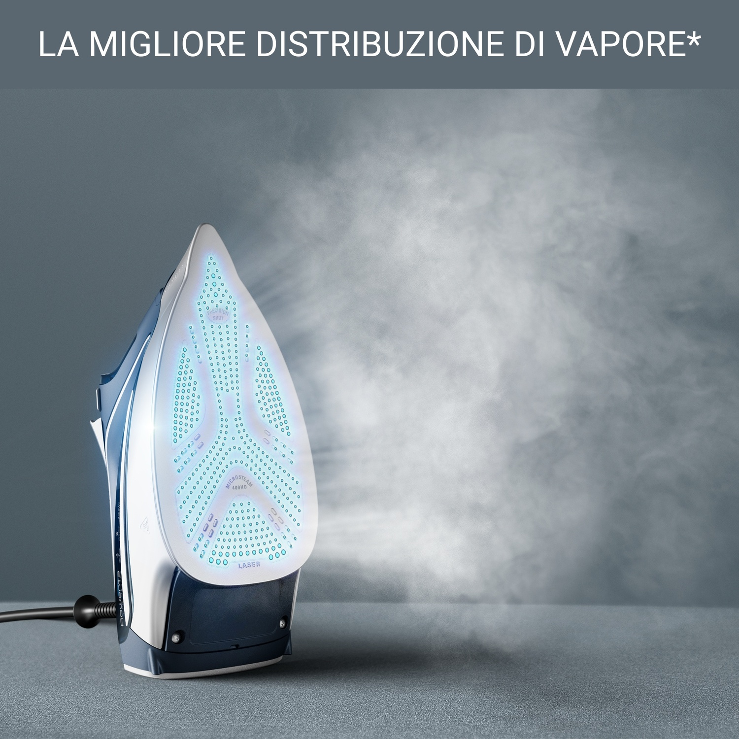 Un ferro da stiro blu e bianco con vapore. Il ferro è su una superficie grigia con sfondo grigio. Il testo sopra recita: La migliore distribuzione del vapore.