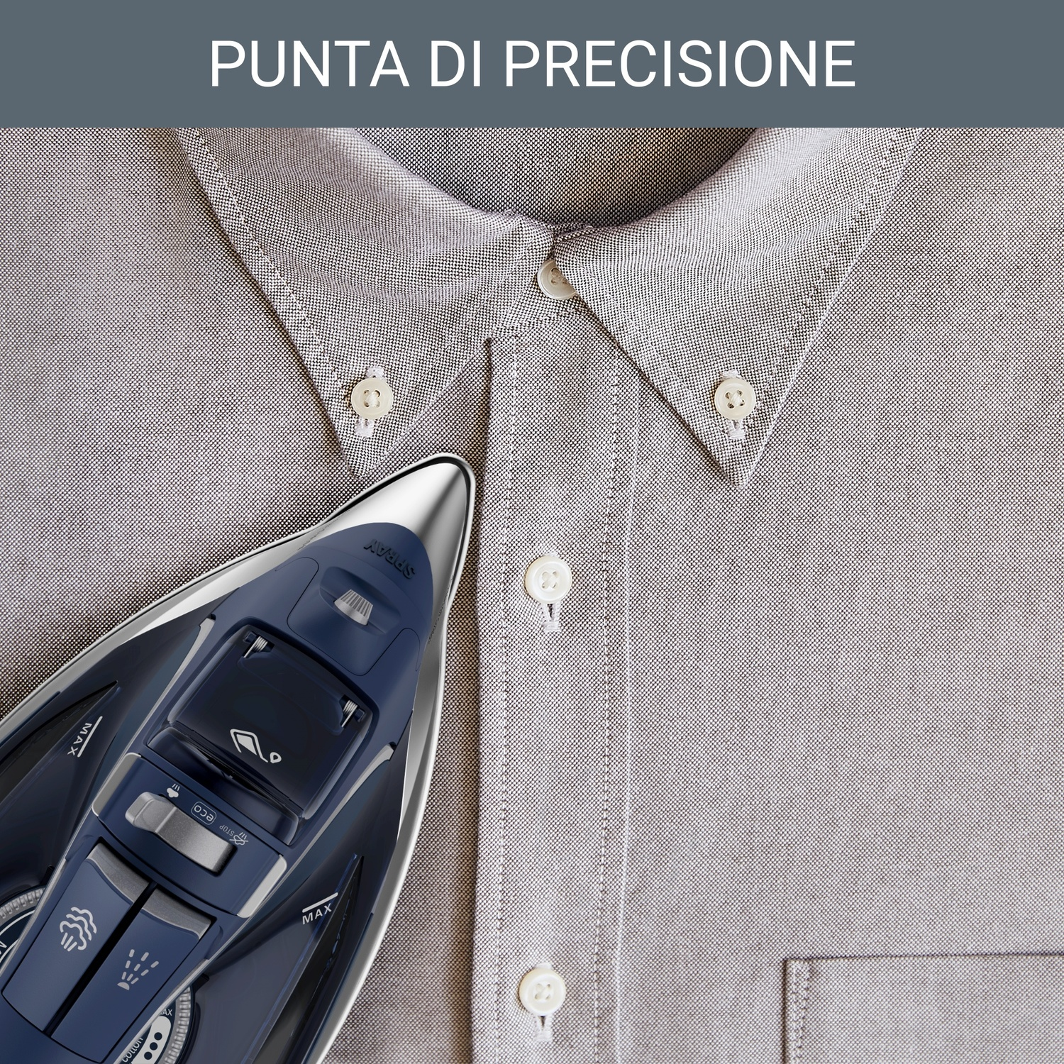 Un ferro da stiro blu è appoggiato su una camicia grigia abbottonata. Il ferro è posizionato vicino al colletto e alla tasca.