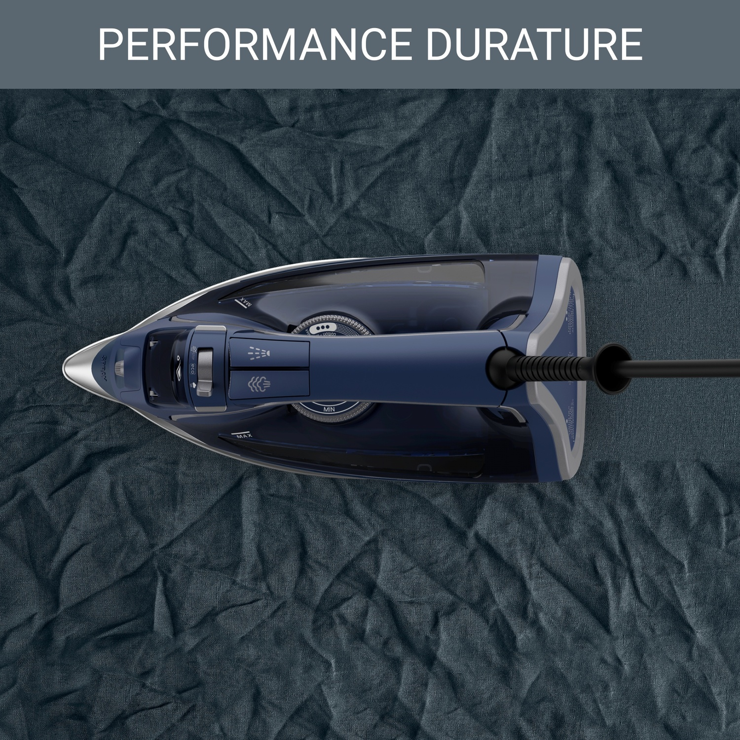 Un ferro da stiro blu su un tessuto grigio strutturato. Il cavo del ferro è visibile. Il testo in alto dice 'PERFORMANCE DURATURE'.