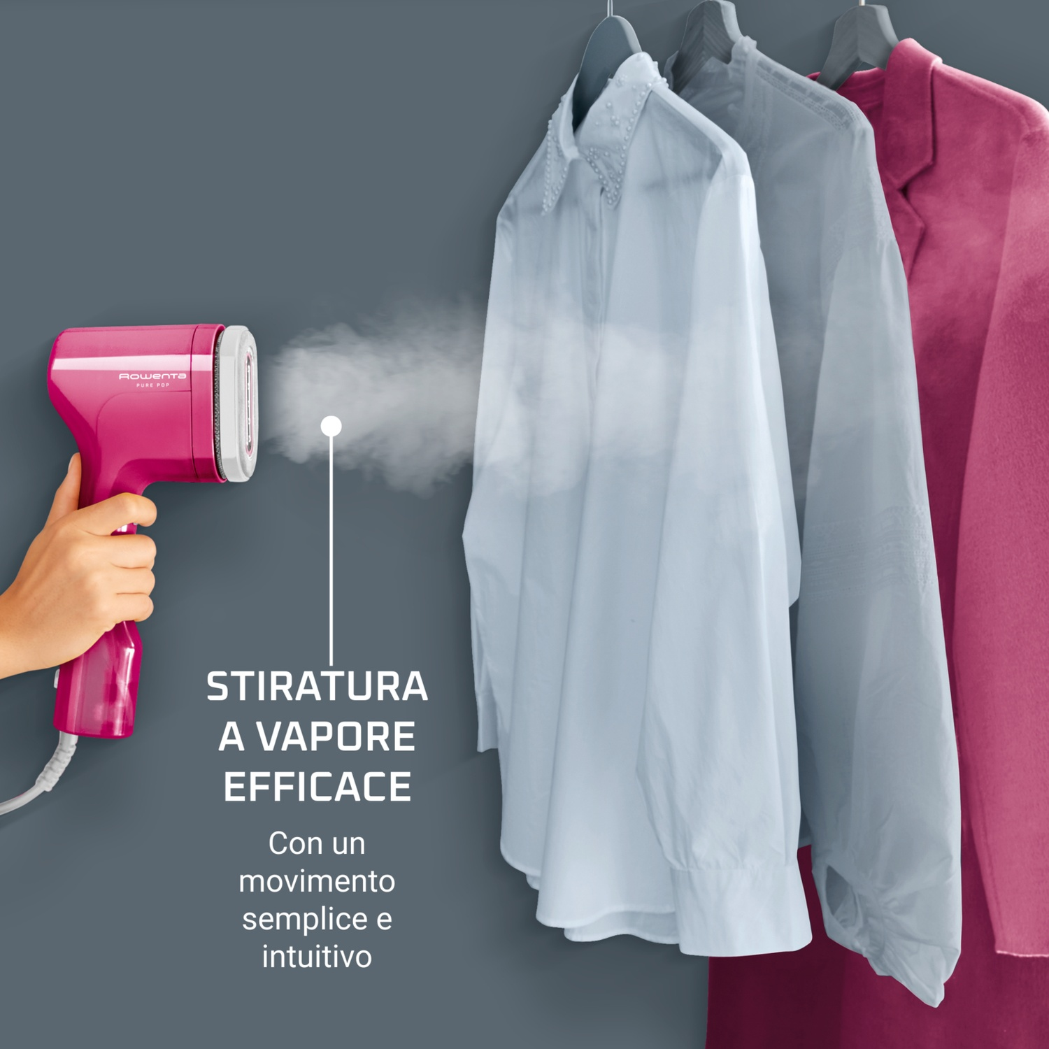 Un vaporizzatore rosa vaporizza una camicia bianca. Altre camicie sono a destra. Testo: Stiratura a vapore efficace con movimento semplice.