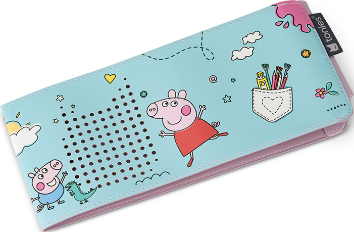 Une trousse avec des personnages de Peppa Pig. On y voit Peppa Pig, George et un dinosaure. Il y a aussi des dessins de nuages et d'étoiles.