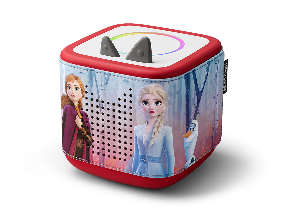 Une Toniebox rouge et blanche avec des personnages de La Reine des Neiges : Anna, Elsa et Olaf. Elle a deux oreilles grises et un anneau lumineux.