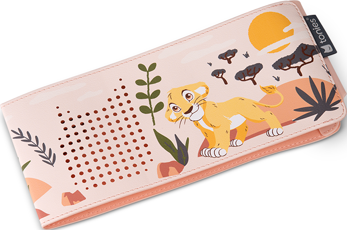Un étui rose avec Simba du Roi Lion. Comprend un soleil, des arbres et des plantes. L'étui est ouvert.