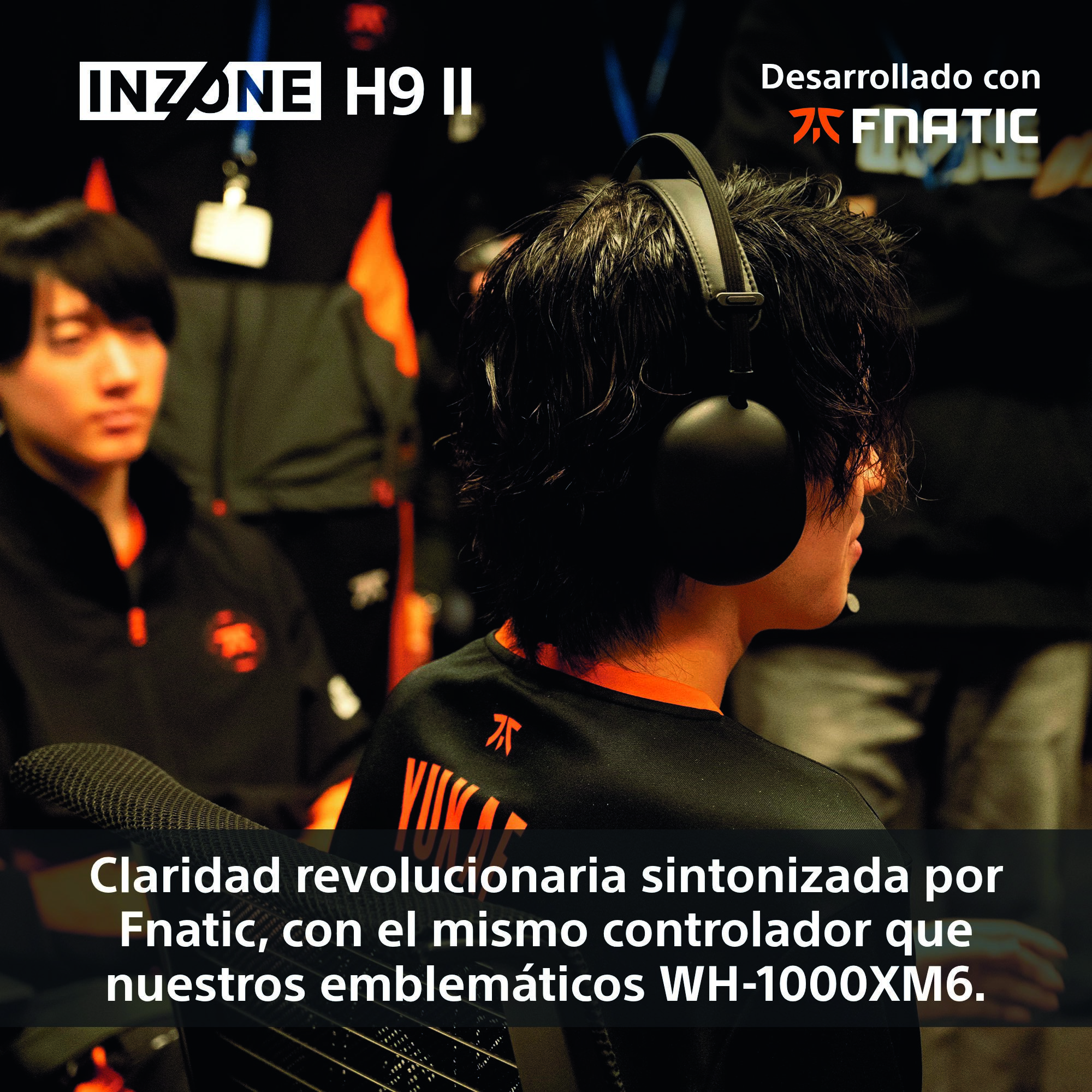Persona con auriculares, con el logo FNATIC. Texto: INZONE H9 II. Fondo: otra persona.