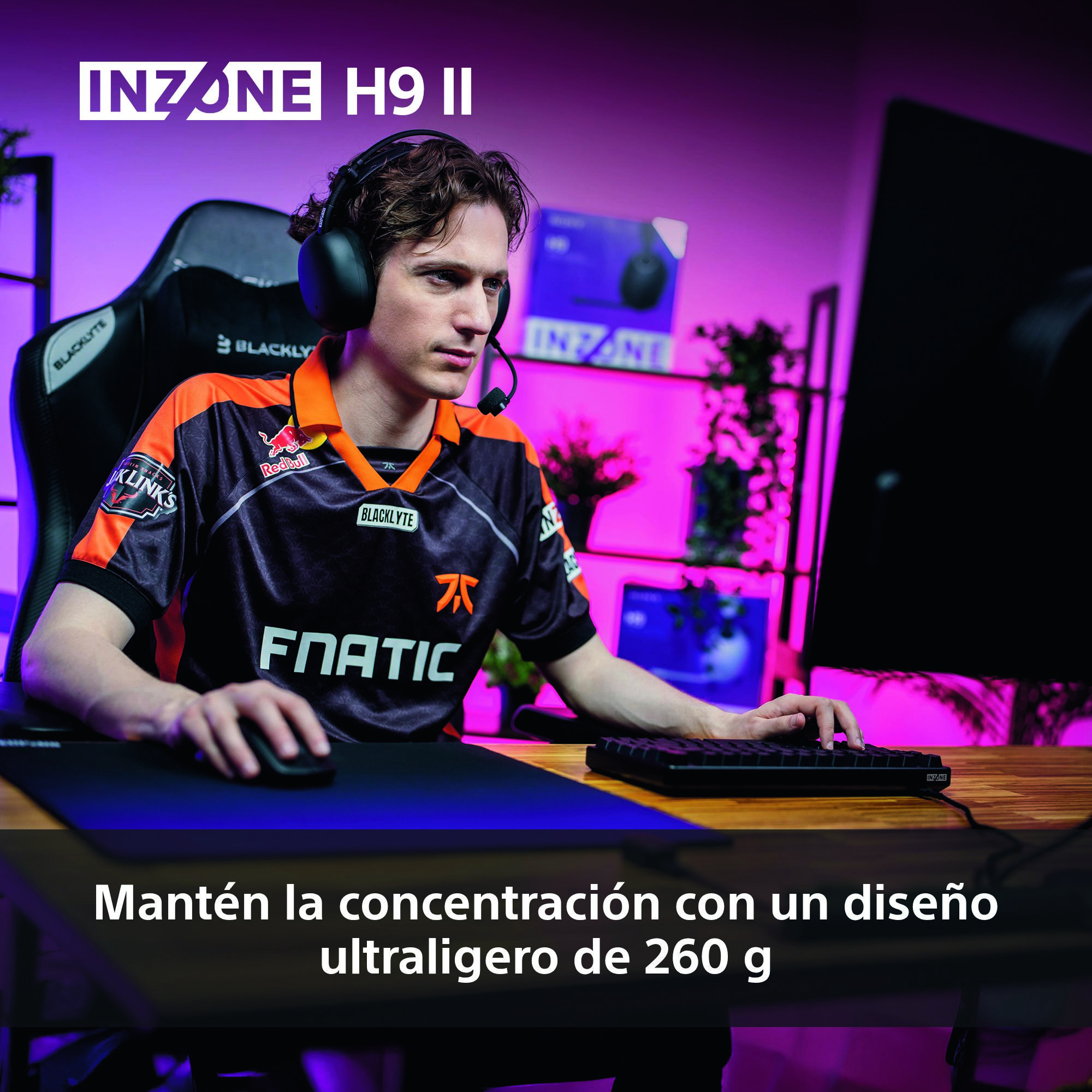 Un hombre con auriculares está jugando. Lleva una camiseta Fnatic y usa teclado y ratón.