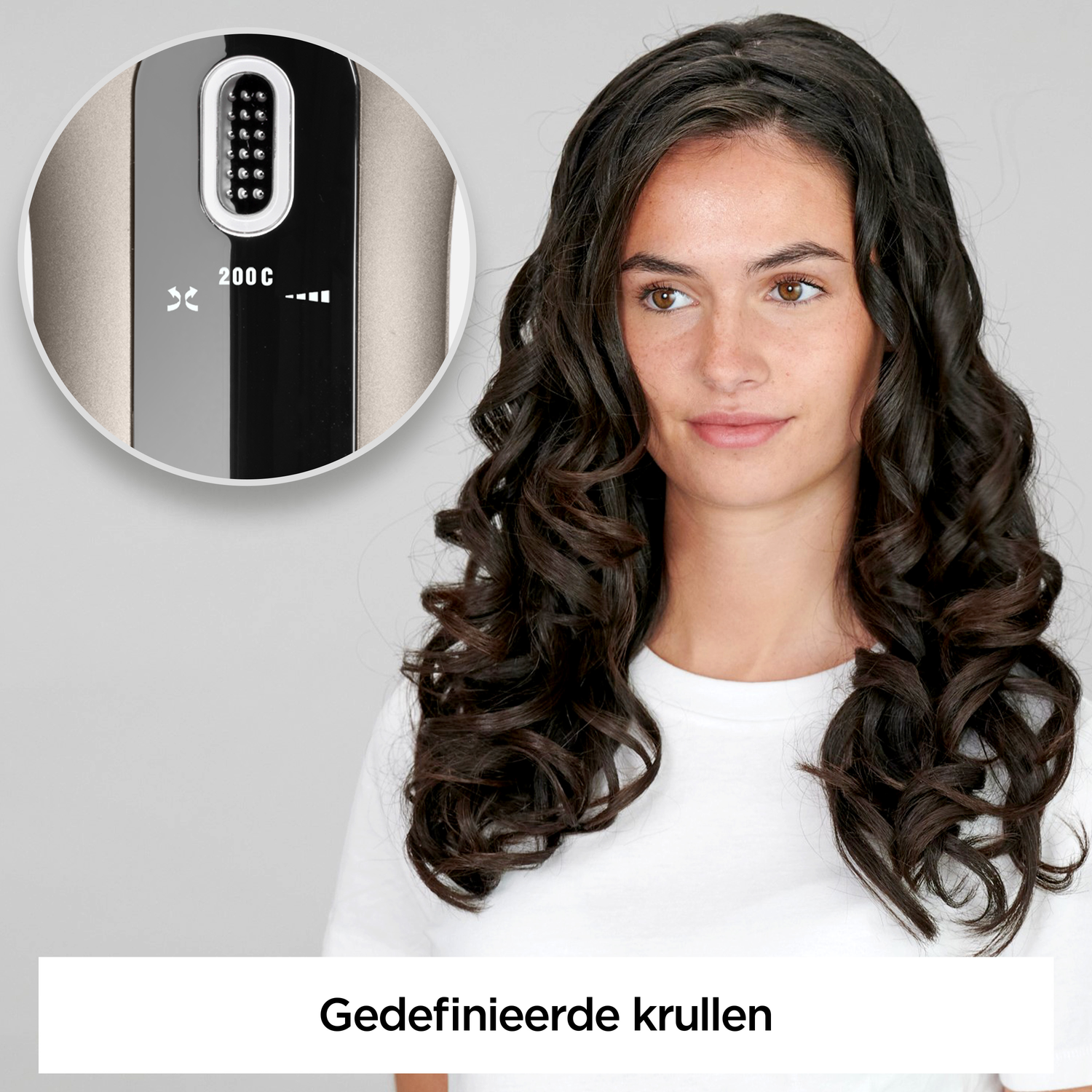 Een vrouw met bruin krullend haar en een lichte huid kijkt naar links. Een haarstylingtool staat in een cirkelvormige inzet.