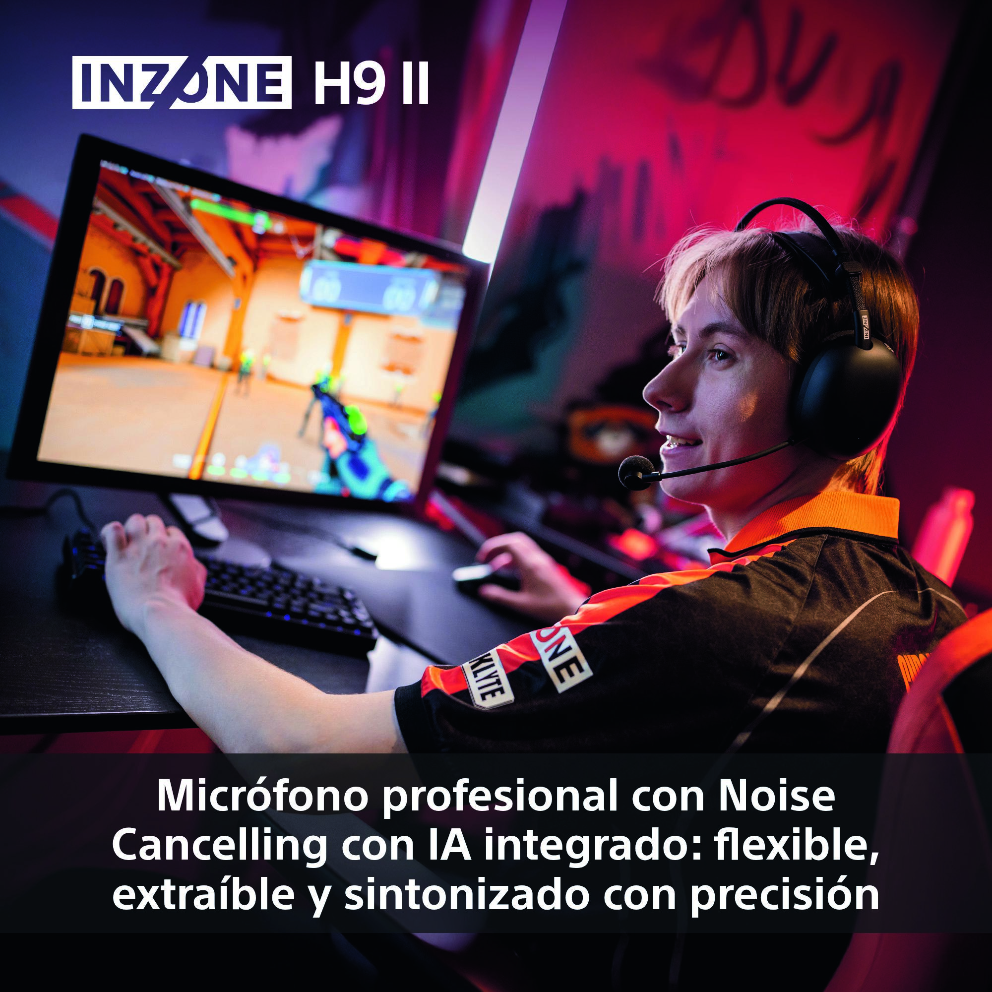 Una persona con auriculares y micrófono está jugando. Una pantalla muestra una escena del juego. La escena tiene texto abajo.